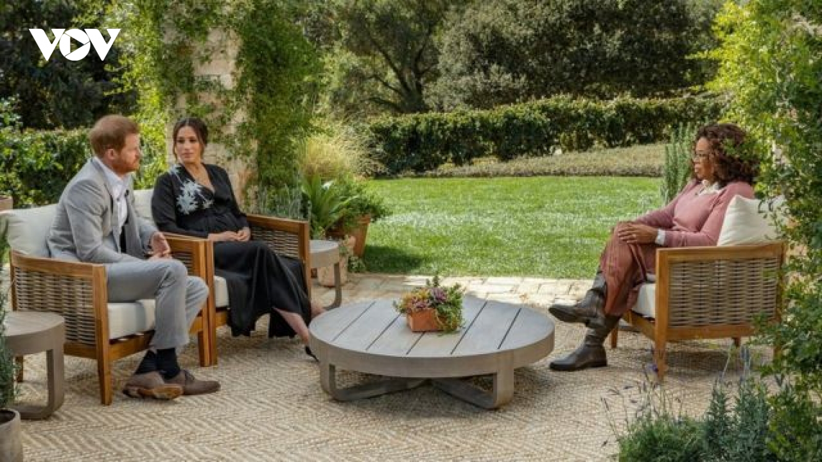 Hoàng gia Anh “sốc và buồn bã” sau cuộc phỏng vấn gây chấn động của Harry-Meghan