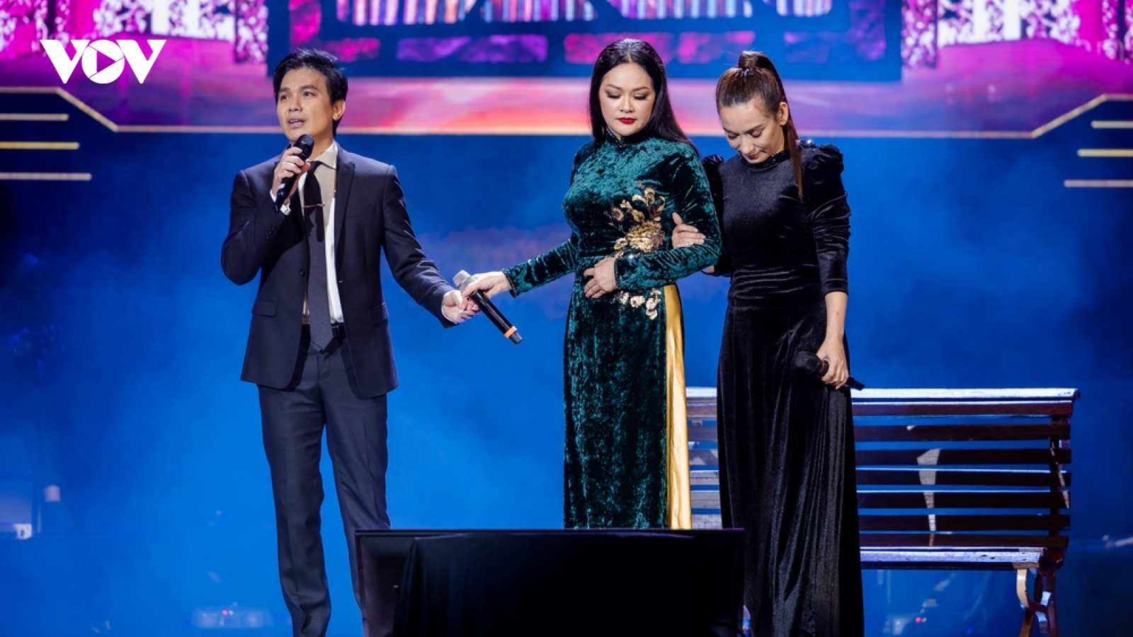 Như Quỳnh - Mạnh Quỳnh - Phi Nhung tái hiện liên khúc "Nhẫn cưới" sau tròn 20 năm