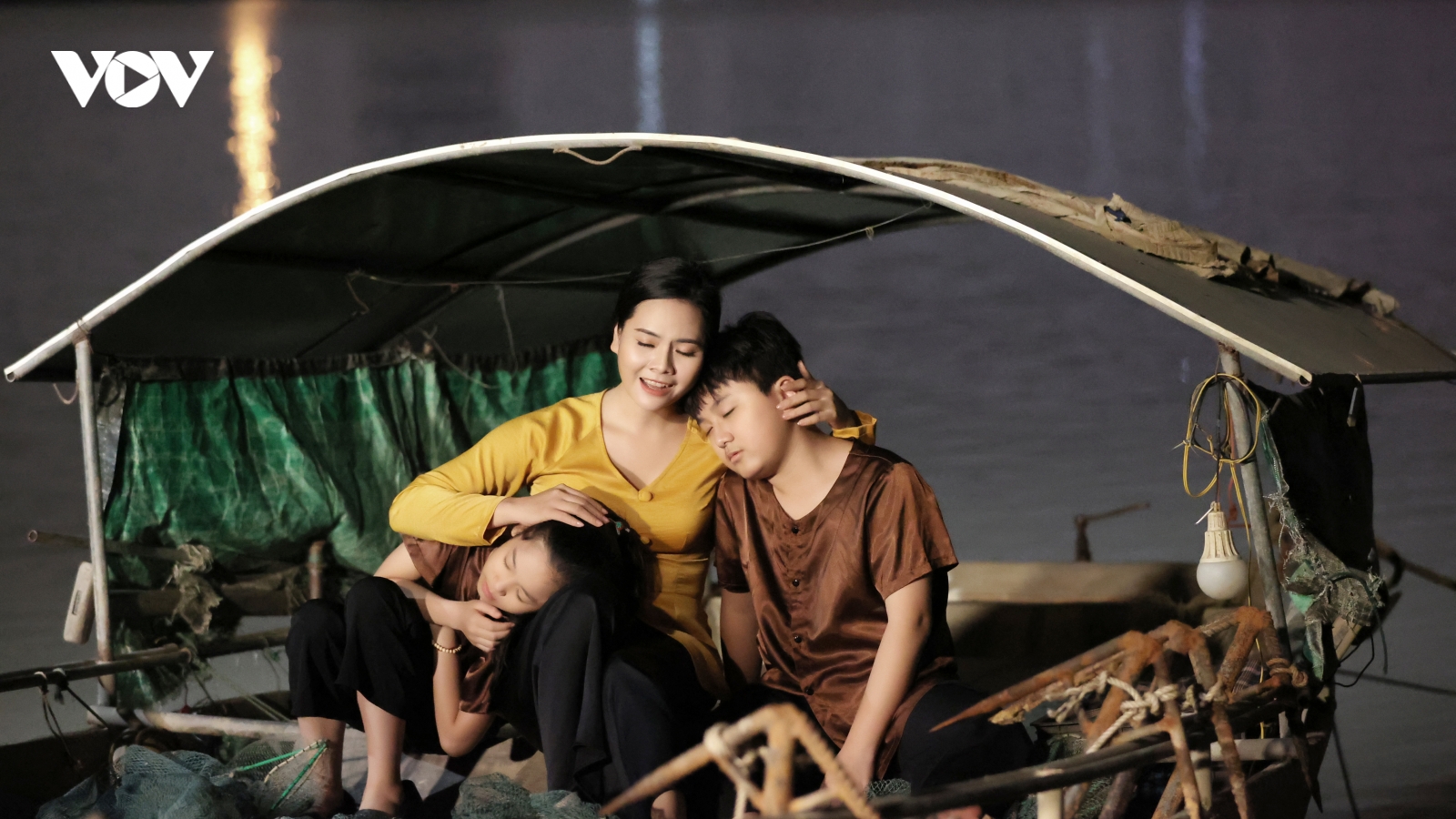 "Sao Mai" Lương Nguyệt Anh cùng con trai nuôi đóng MV đặc biệt mừng 8/3