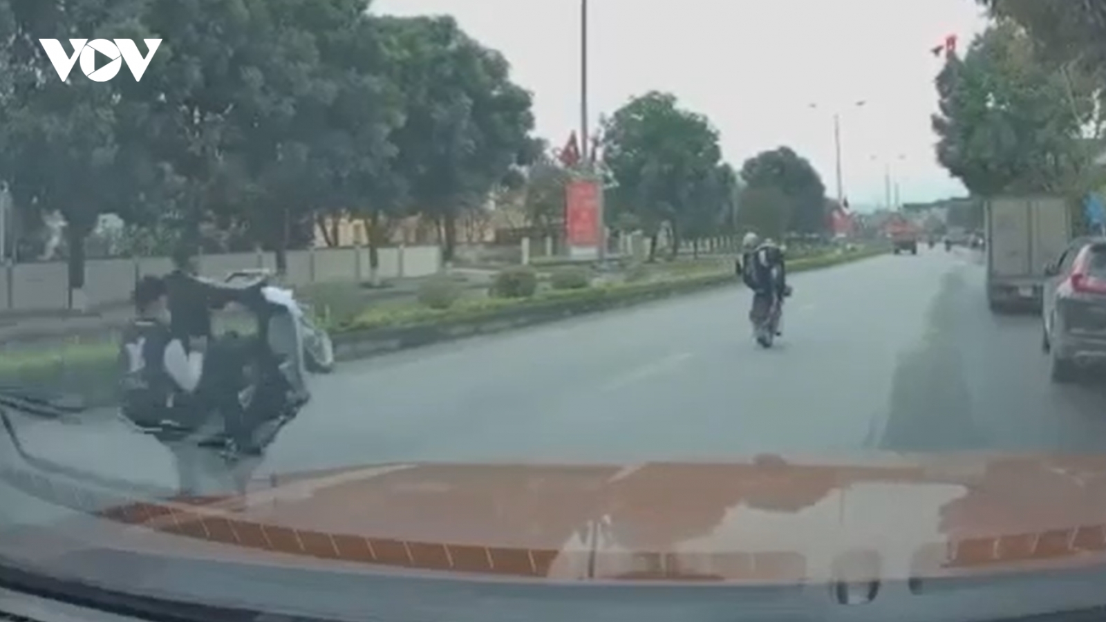 “Quái xế” bị công an triệu tập sau vài giờ “biểu diễn”