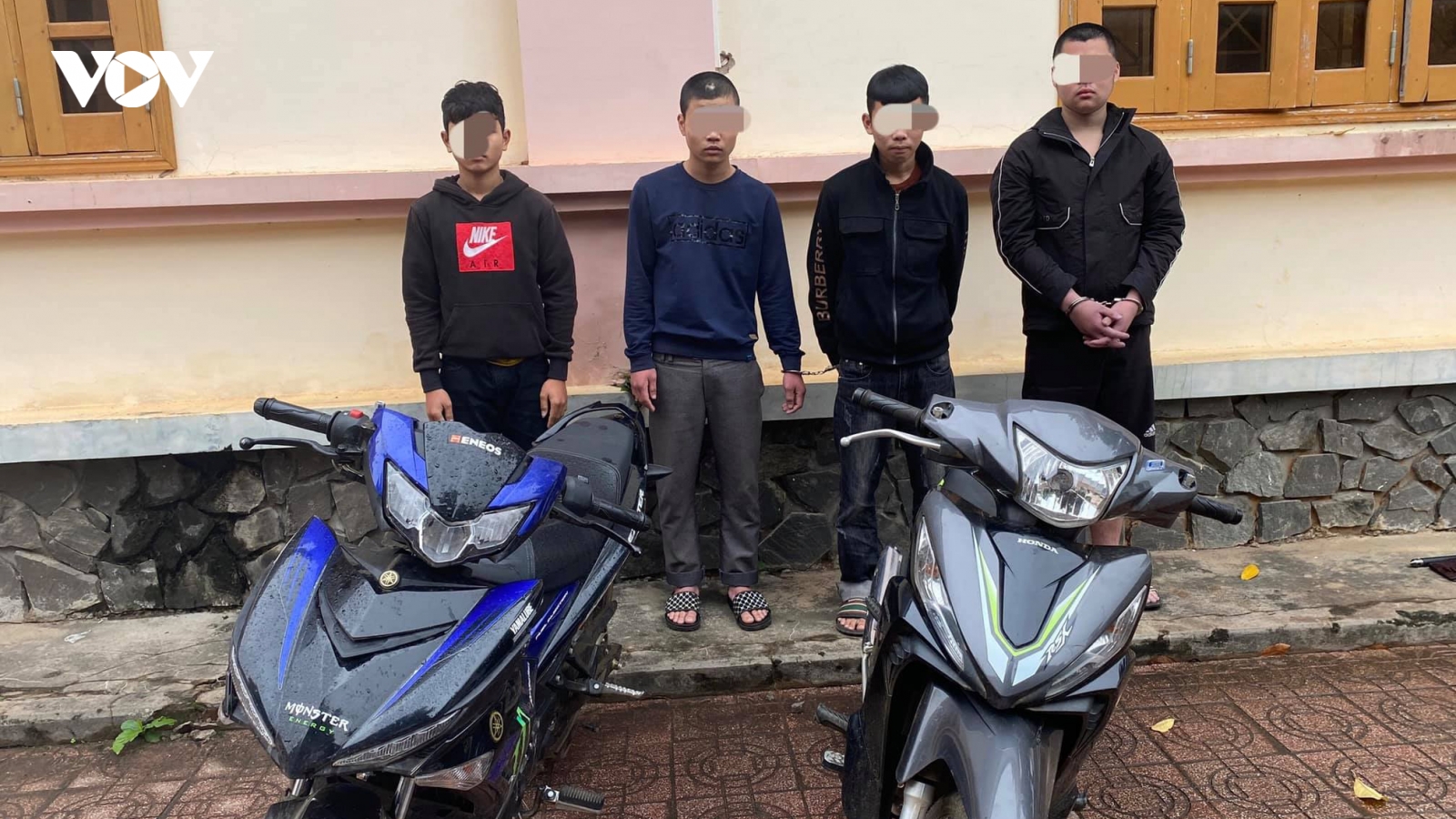 Nhóm cướp liều lĩnh dùng gậy ba khúc đánh người đi đường để cướp tài sản