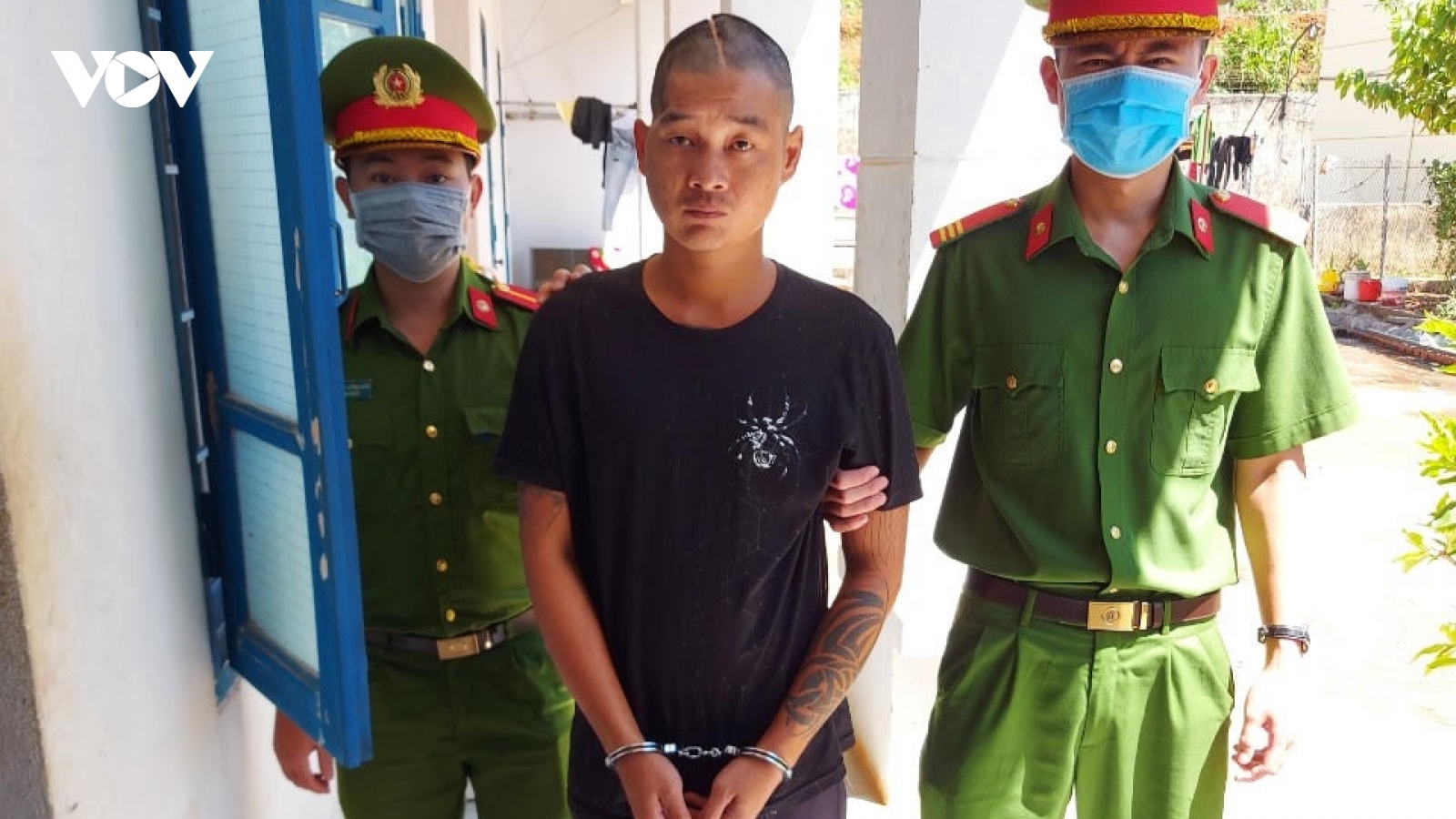 Bắt đối tượng truy nã sau khi gây thương tích cho bạn nhậu