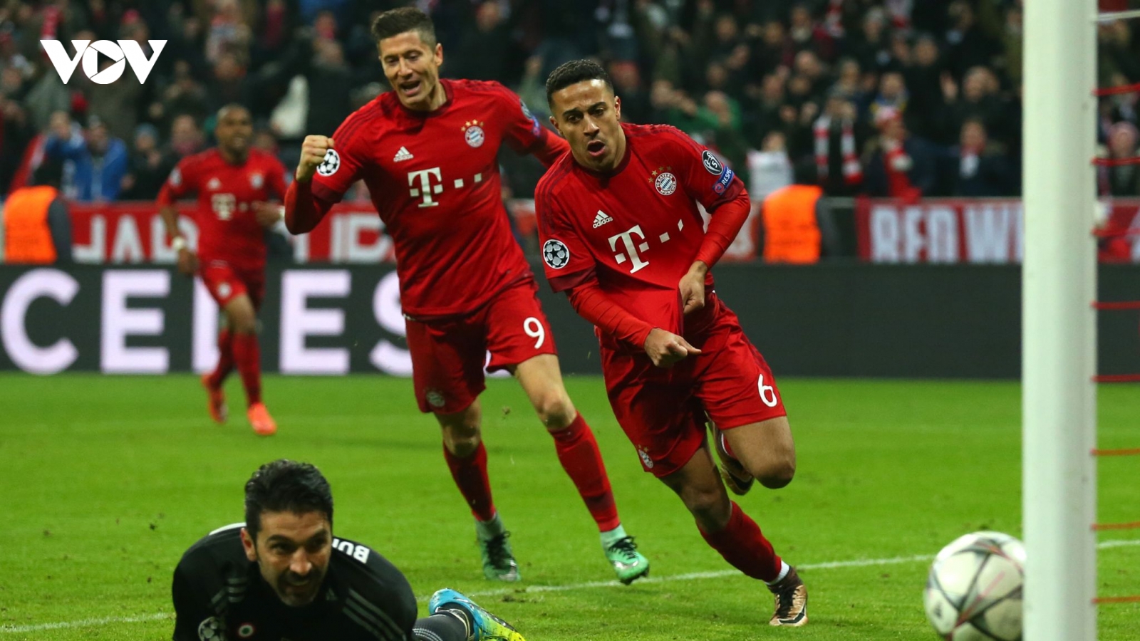 Ngày này năm xưa: Bayern Munich "ngược dòng" kinh điển ở Champions League