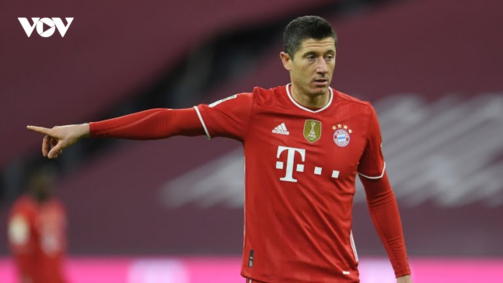 Lewandowski ghi hat-trick, Bayern ngược dòng thần thánh trước Dortmund
