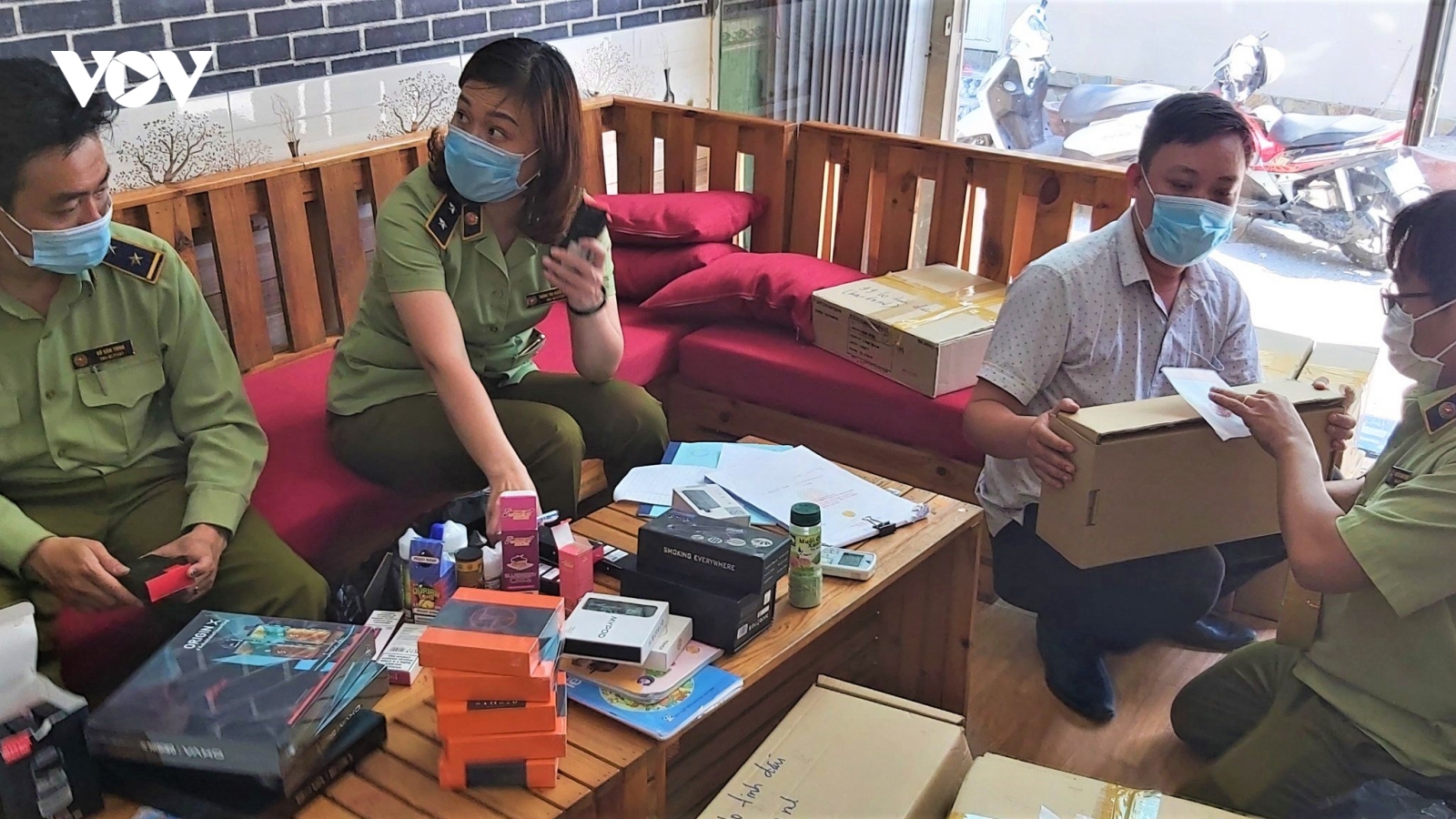 Triệt xóa 3 cơ sở bán thuốc lá điện tử cho học sinh, thu 3.500 sản phẩm