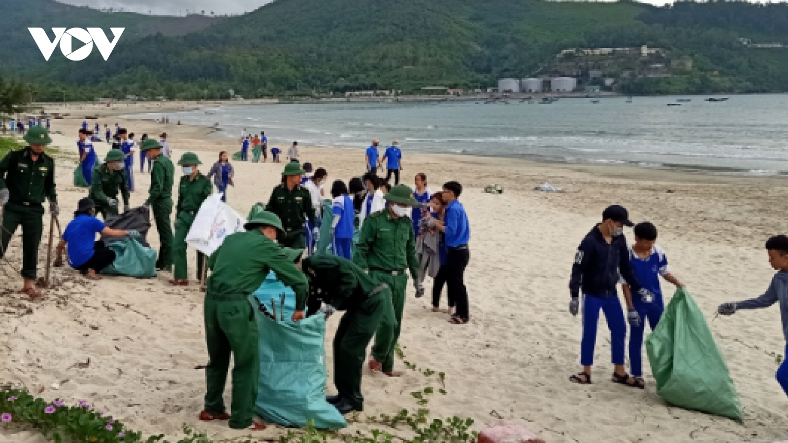Tuổi trẻ Biên phòng Đà Nẵng ra quân làm sạch bãi biển