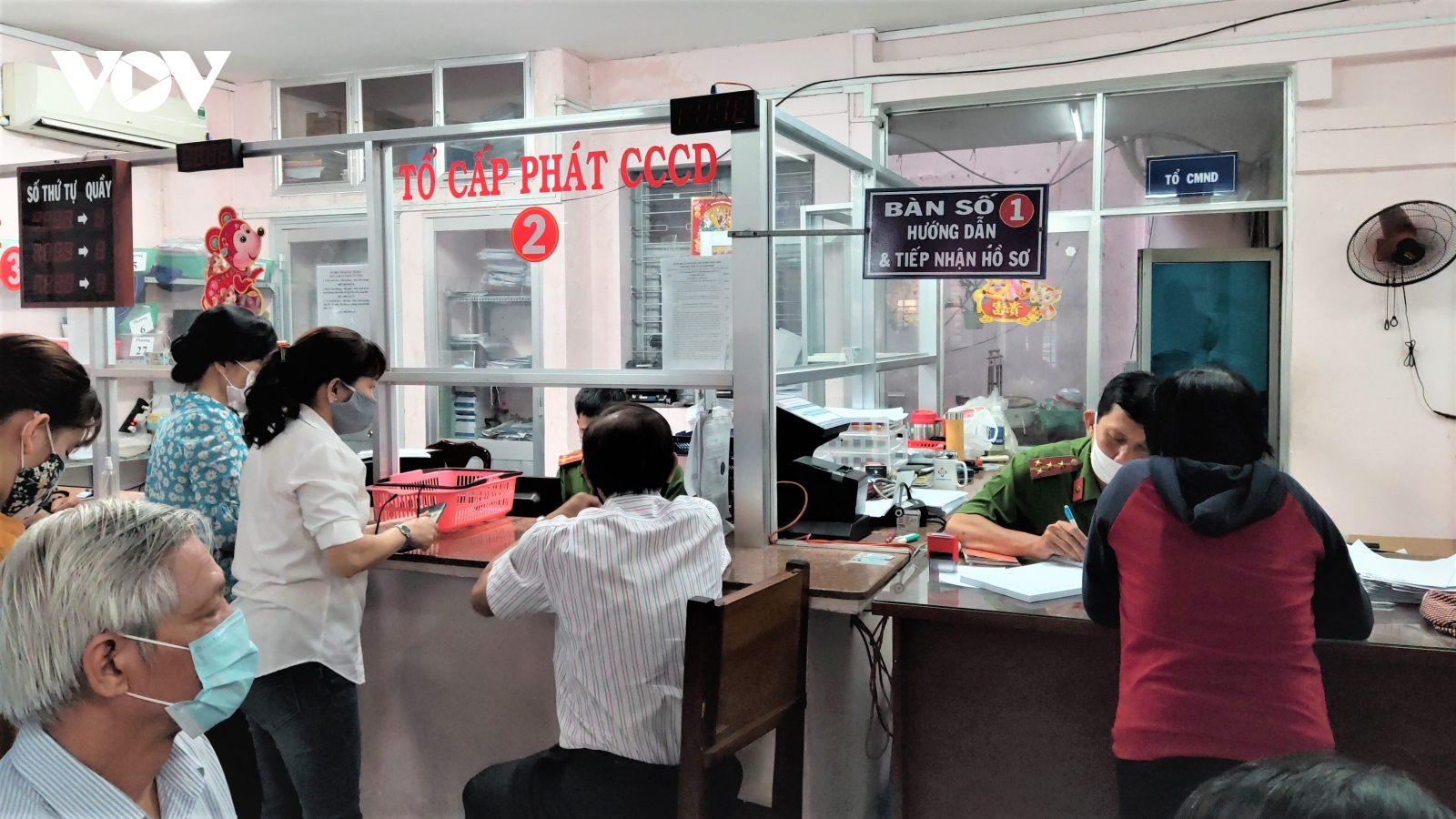 Công an TP. HCM tăng ca để cấp căn cước công dân gắn chíp điện tử