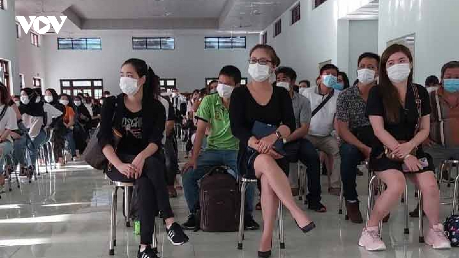 Trao chứng nhận hoàn thành cách ly cho 219 công dân từ Malaysia về