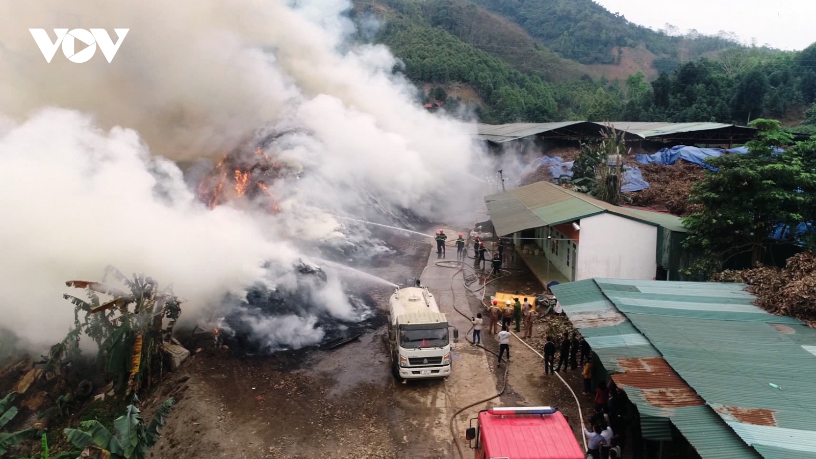 Lào Cai khống chế đám cháy lớn tại xưởng tinh dầu quế
