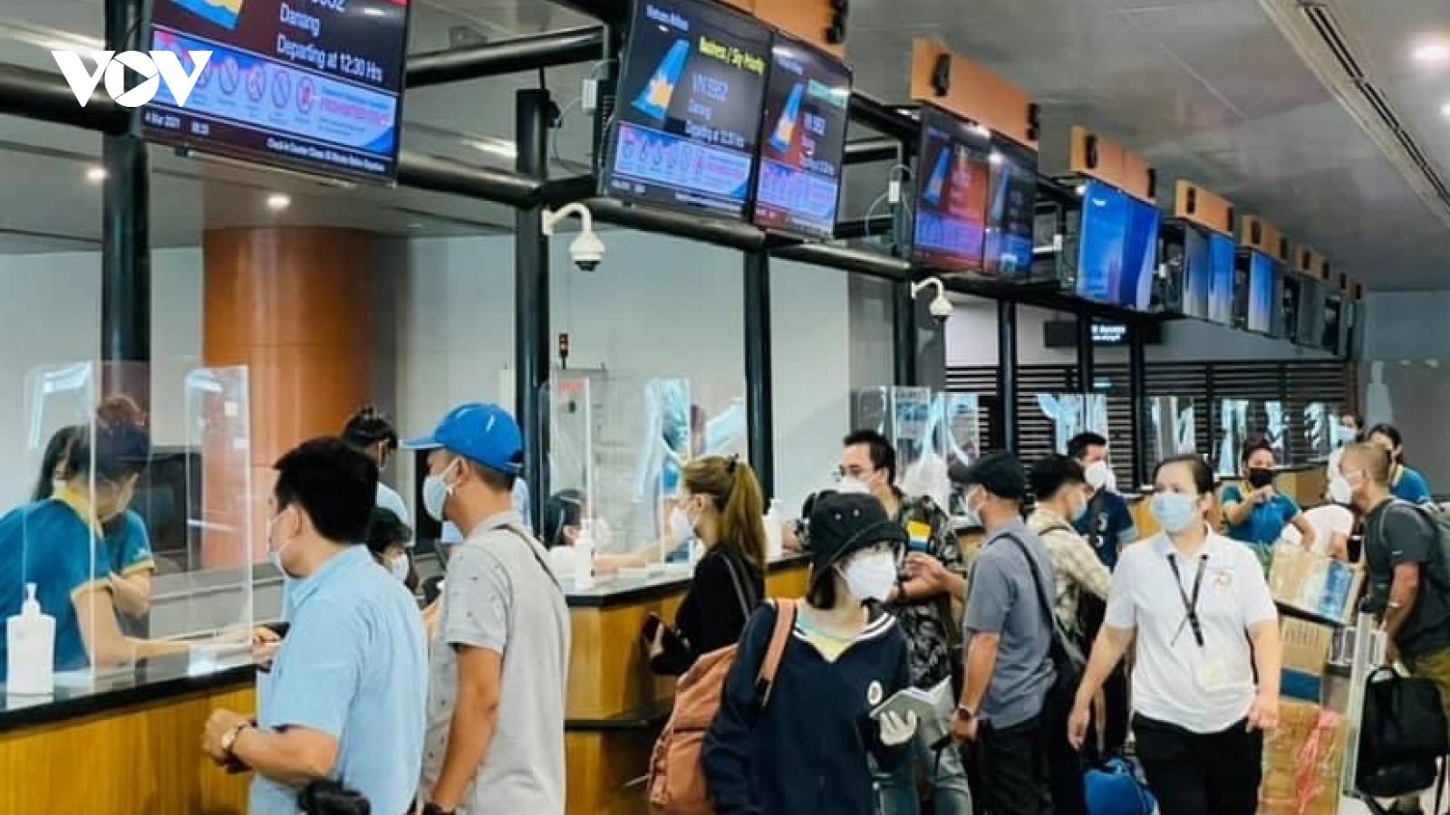 Việt Nam đưa 390 công dân ở Myanmar về nước
