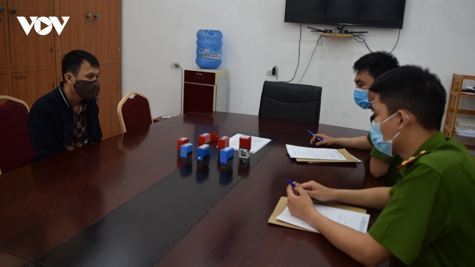 Bắt giữ đối tượng lừa đảo thông qua hình thức nhận làm CCCD gắn chíp tại nhà
