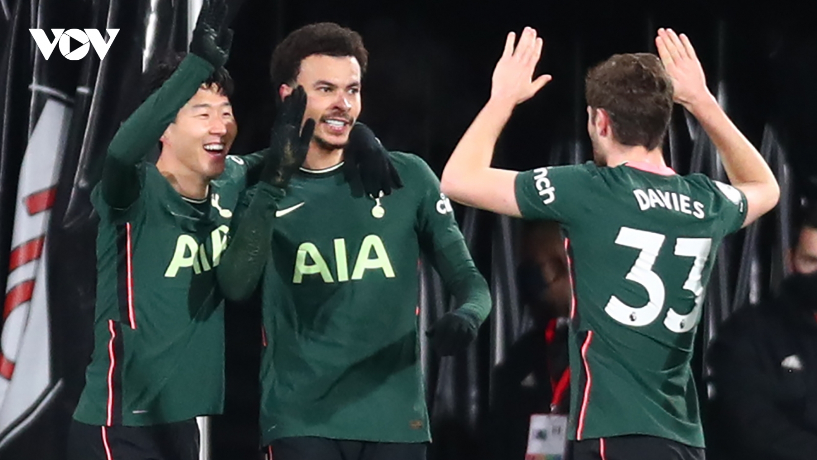 Thắng trận derby London, Tottenham "thổi lửa" vào cuộc đua top 4 Premier League