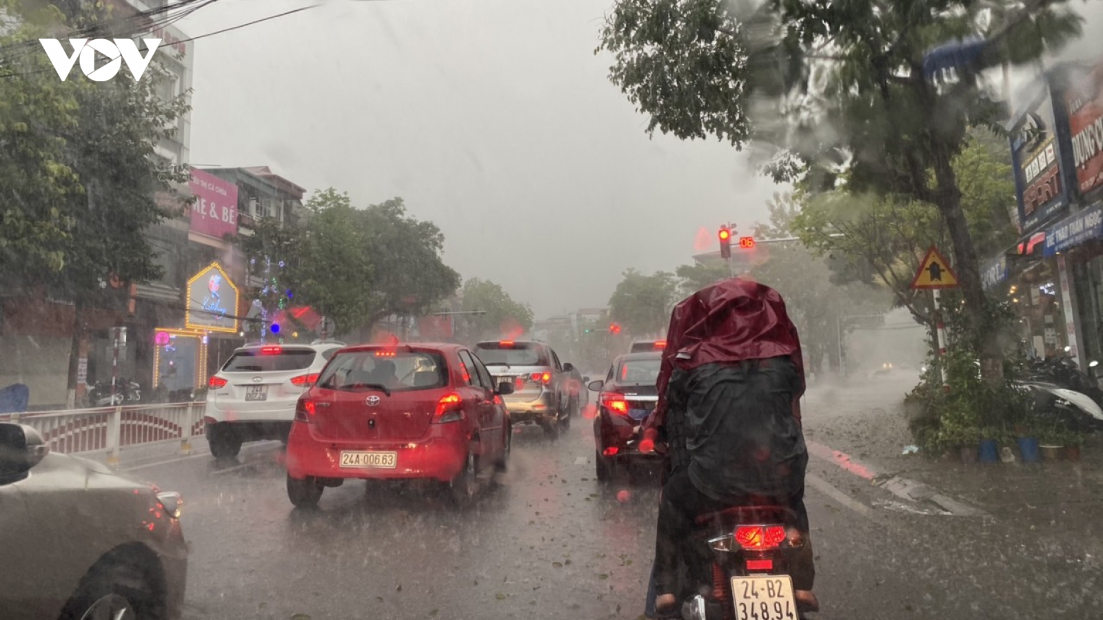 Mưa đá và dông lốc xuất hiện giữa trưa ở Lào Cai
