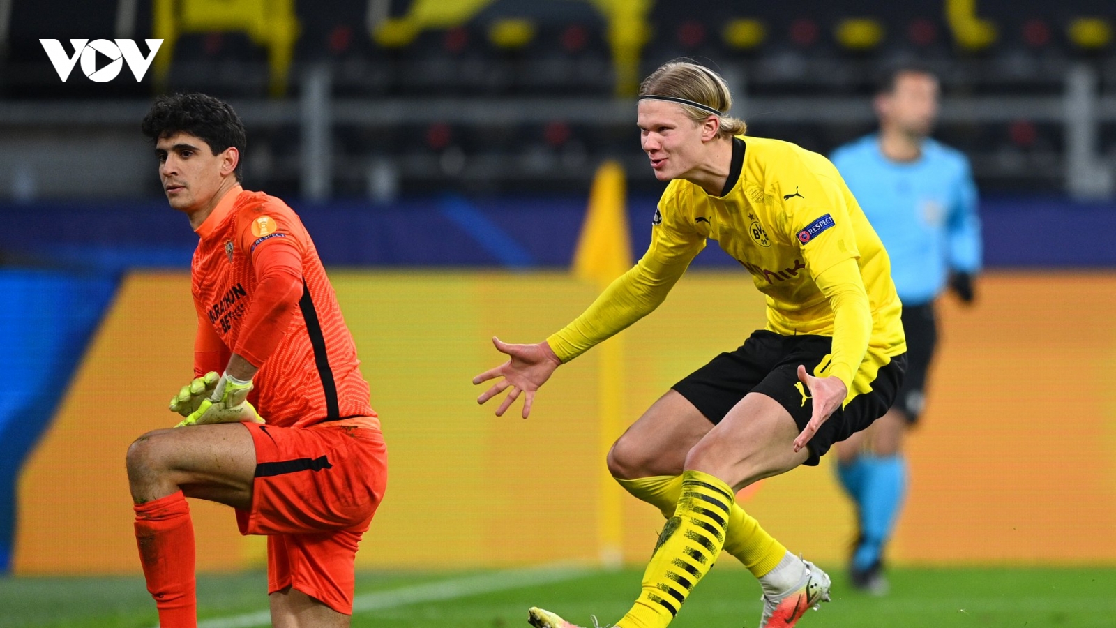 Haaland trêu ngươi đối thủ sau tình huống VAR "hại não" nhất lịch sử Champions League
