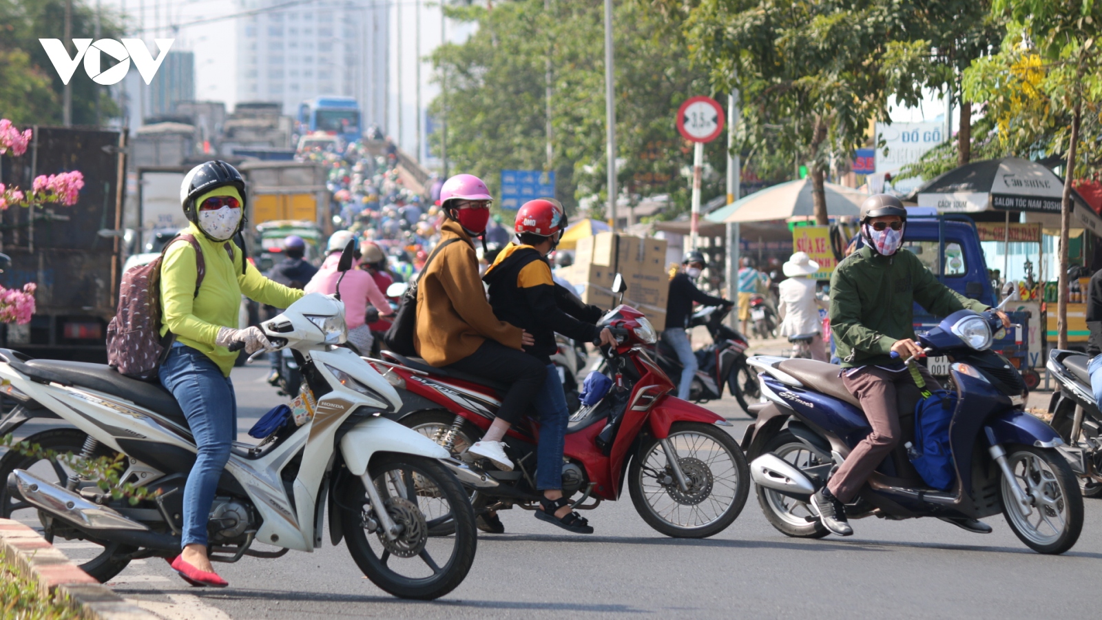 Giao thông đông đúc khi học sinh, sinh viên ở TPHCM đi học trở lại