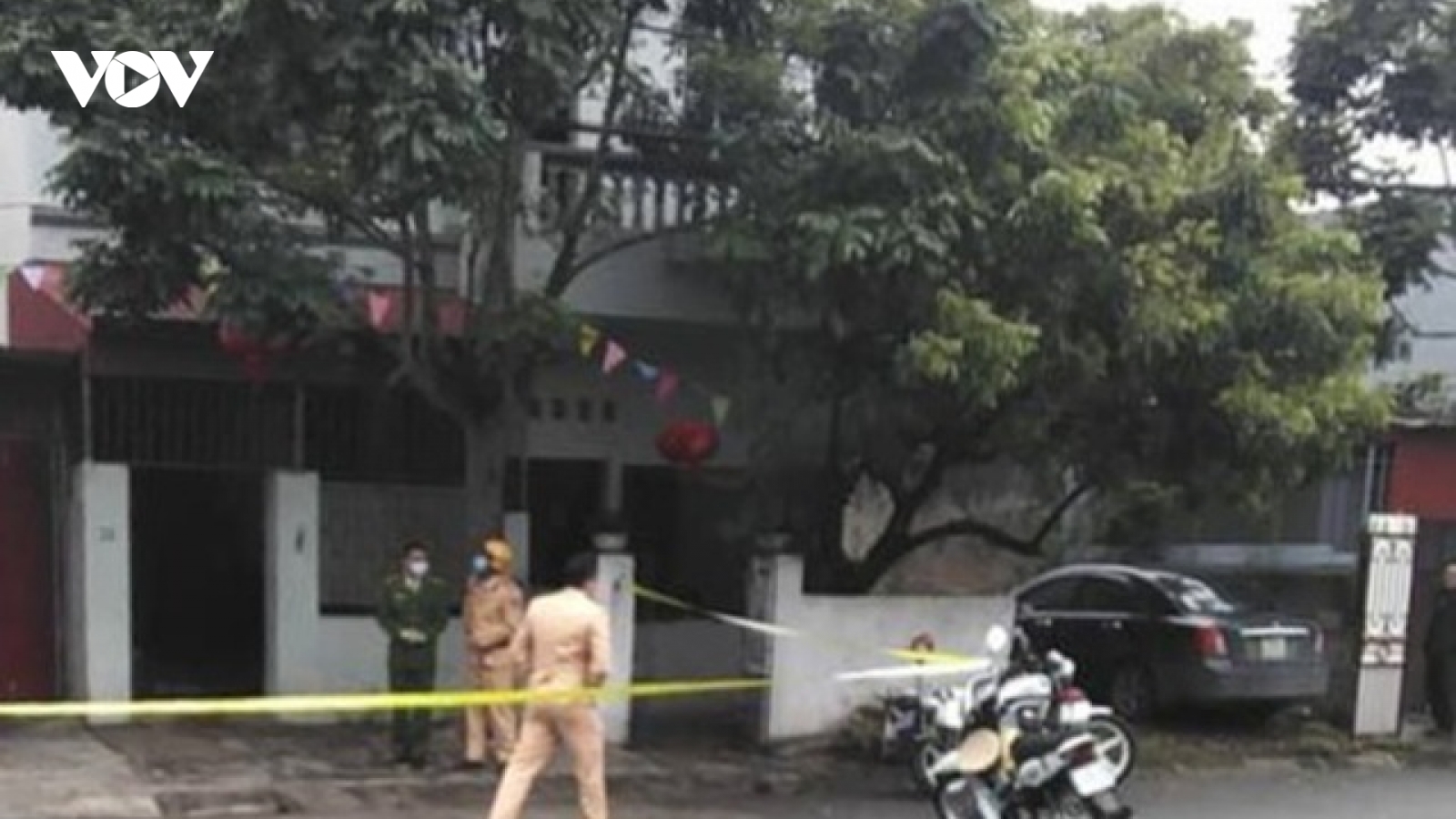 Ông dùng dao chém cháu đang học lớp 7 rồi nhảy lầu tự tử