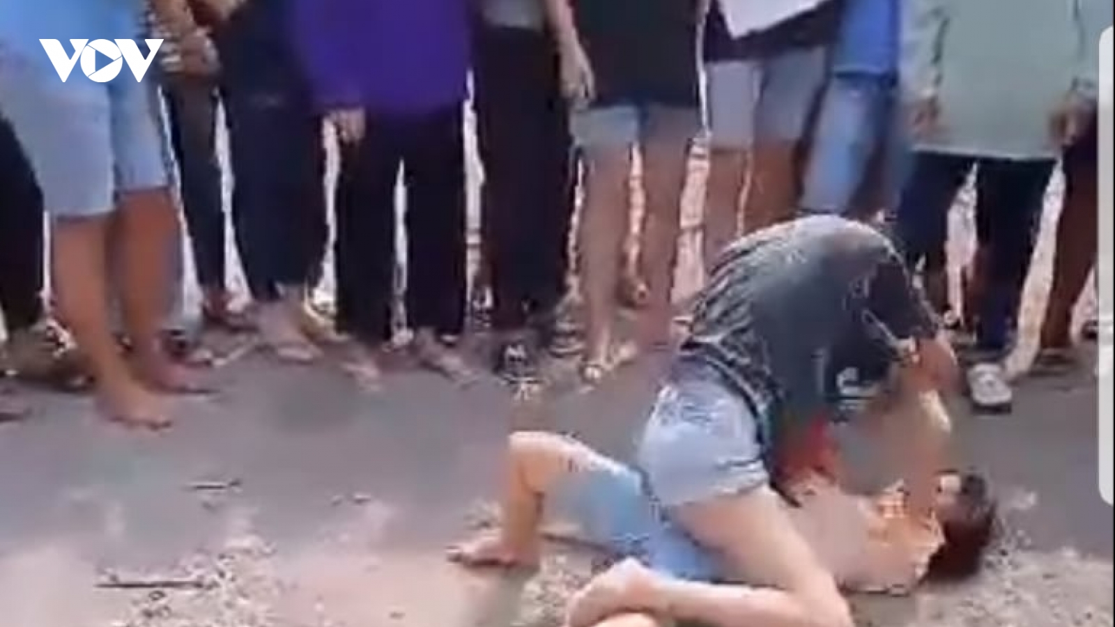 Làm rõ vụ 2 nữ sinh đánh nhau, đám đông cổ vũ và quay clip tung lên mạng