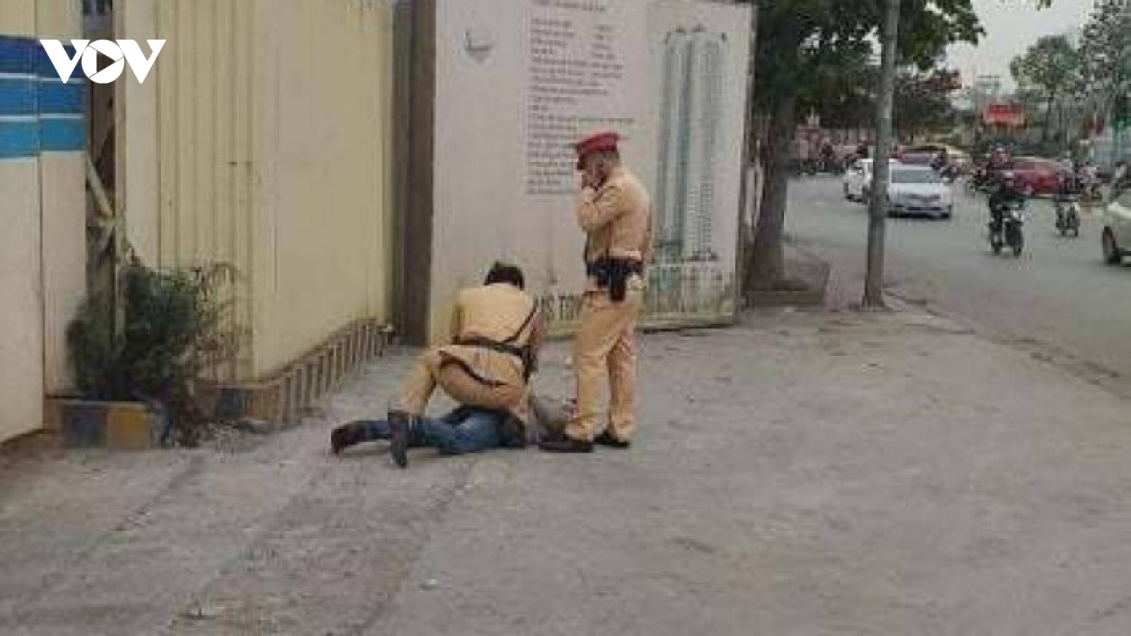 Tài xế say xỉn đấm Thượng úy công an ở Hà Nội