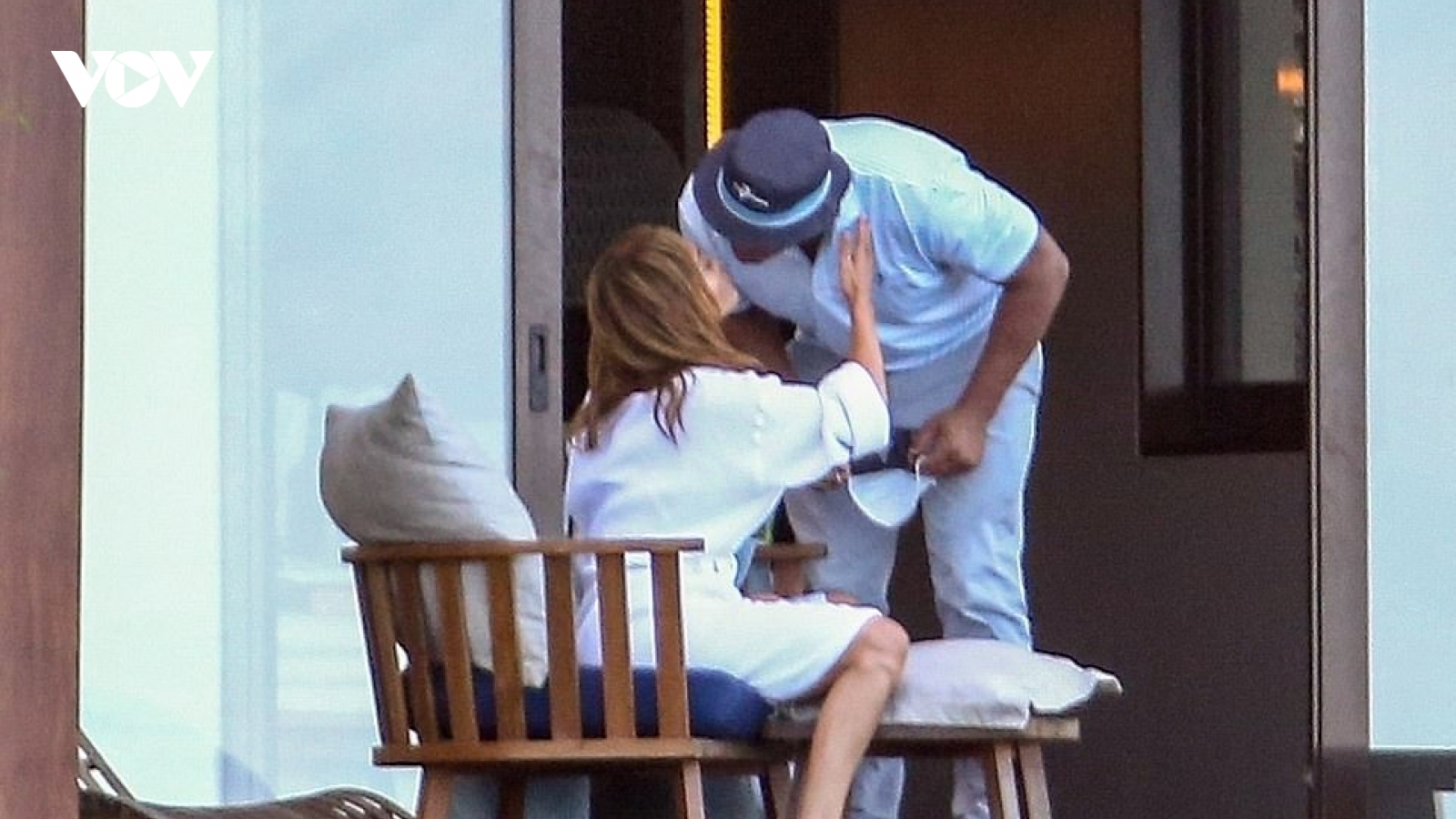 Jennifer Lopez tình tứ hôn bạn trai, xóa tan tin đồn chia tay