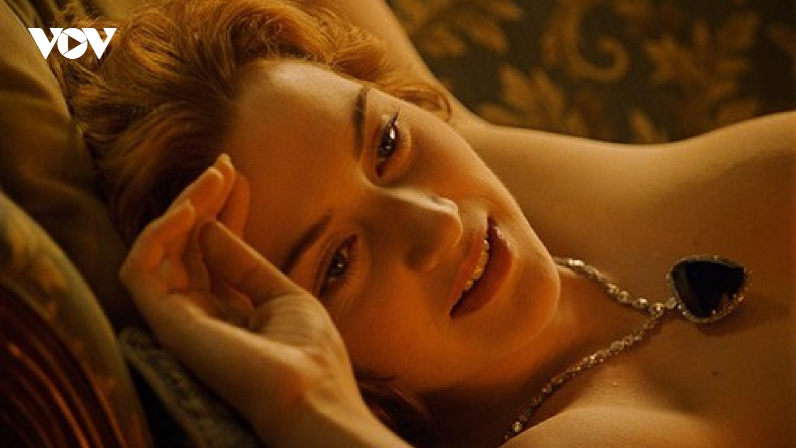 Kate Winslet thấy thoải mái hơn khi quay "cảnh nóng" cùng bạn diễn nữ