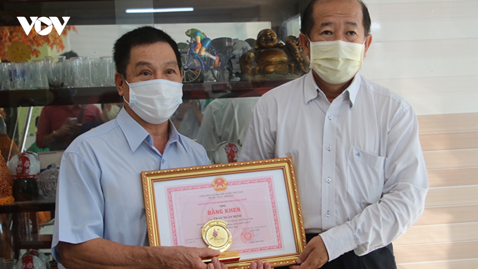 Khen thưởng người báo tin phòng chống Covid-19 khu vực biên giới Đồng Tháp
