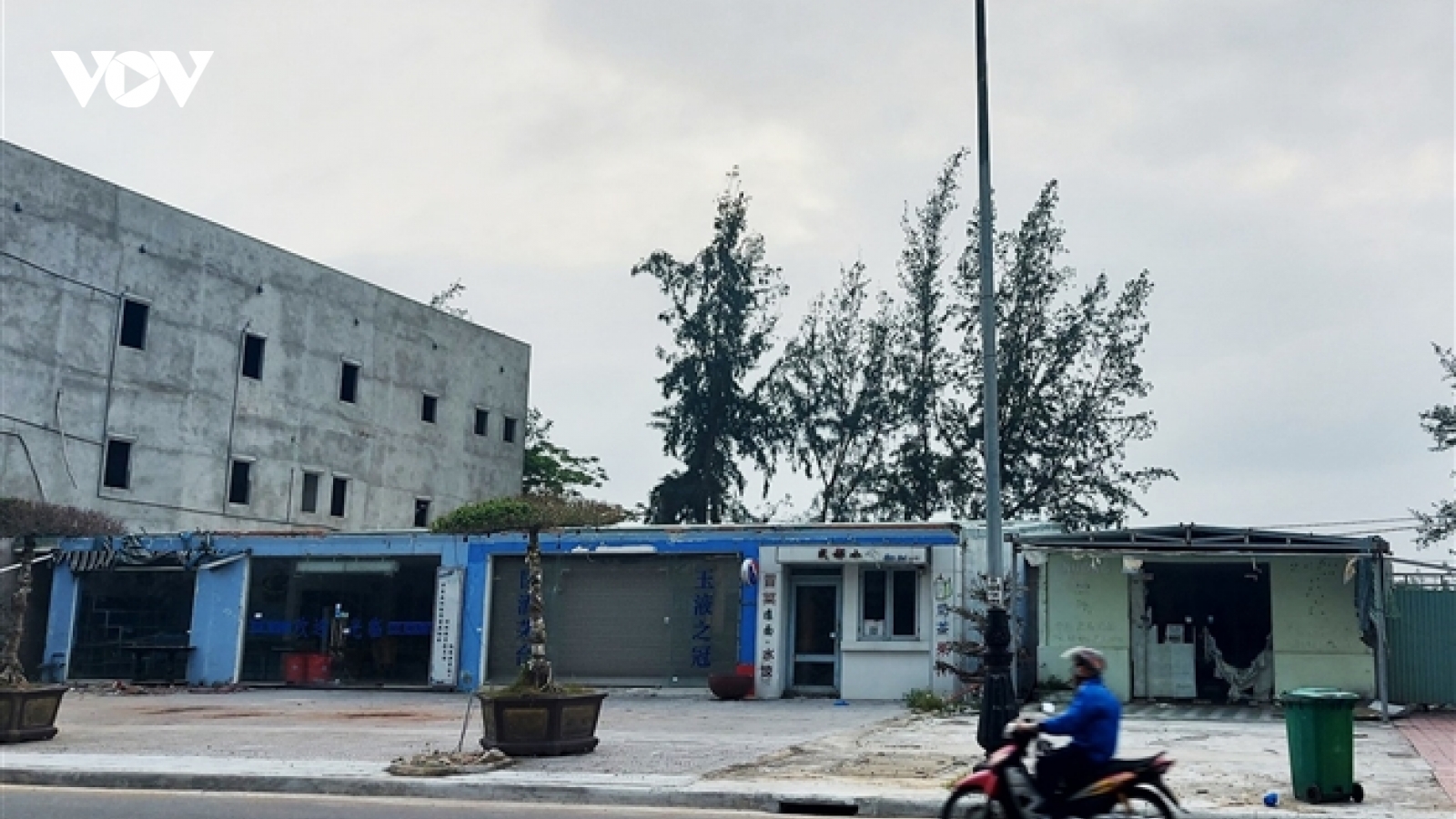 Vắng khách, nhà hàng, dịch vụ du lịch ven biển Đà Nẵng hoang vắng, tiêu điều