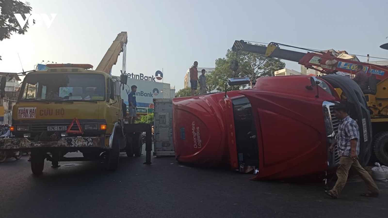 Xe container lật chắn ngang đường, tài xế may mắn thoát nạn