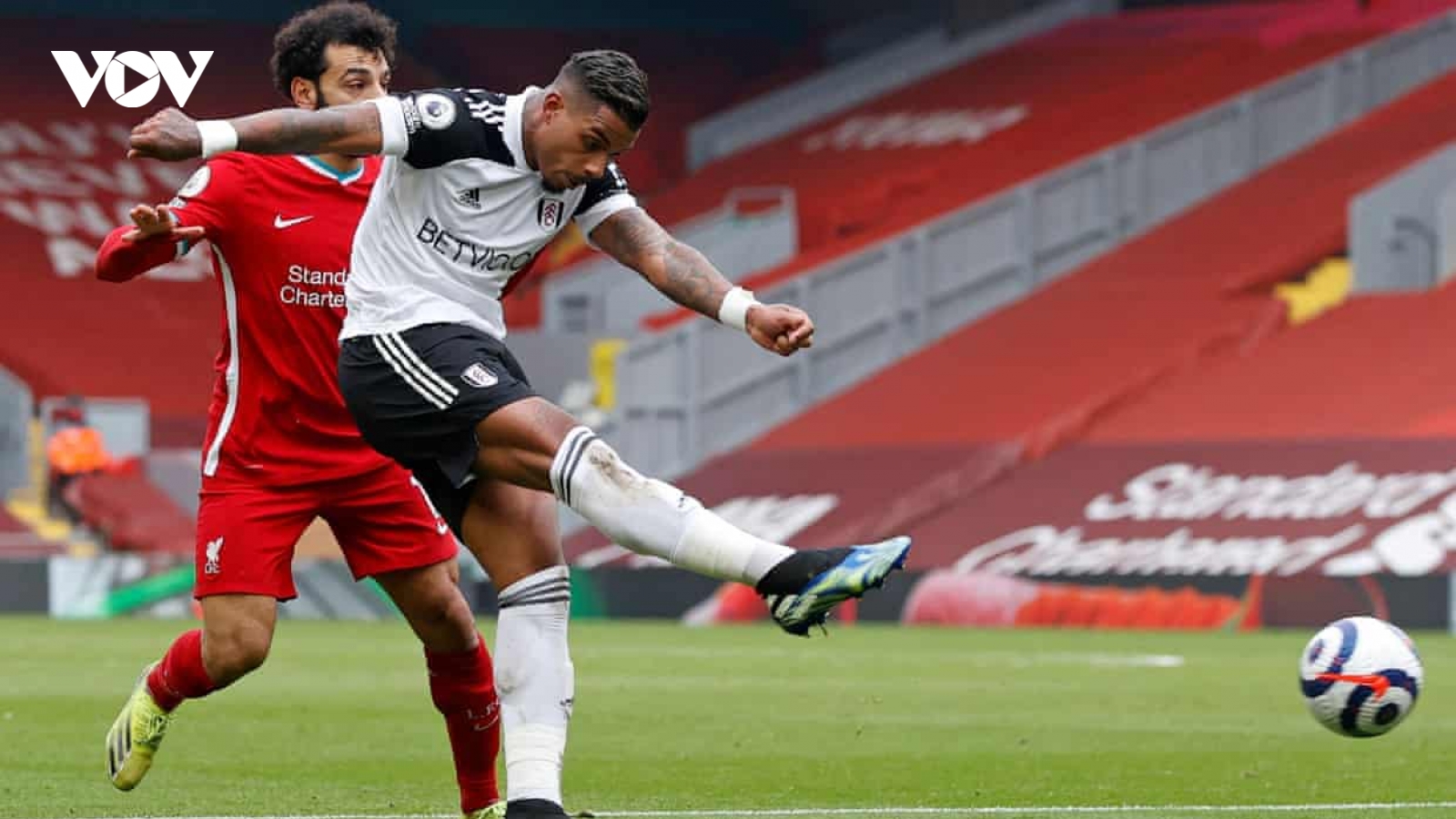 Salah dâng bàn thắng cho Fulham, Liverpool thua trận thứ 6 liên tiếp ở Anfield