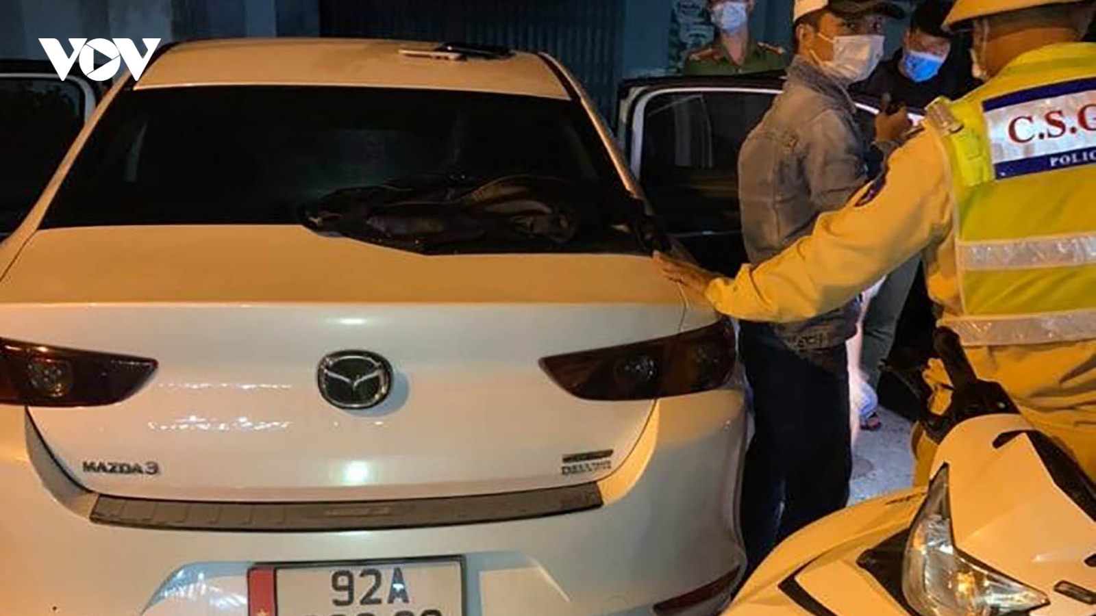 Dừng xe ô tô vi phạm tốc độ, cảnh sát phát hiện ma túy
