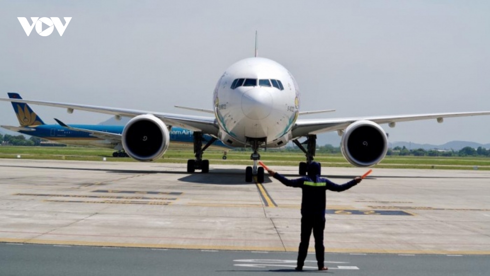 Báo động tình trạng phi công lái máy bay “đè vạch” tại sân bay Nội Bài