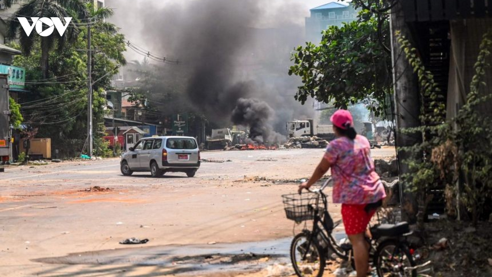 Dòng người lũ lượt rời khỏi thành phố Yangon của Myanmar