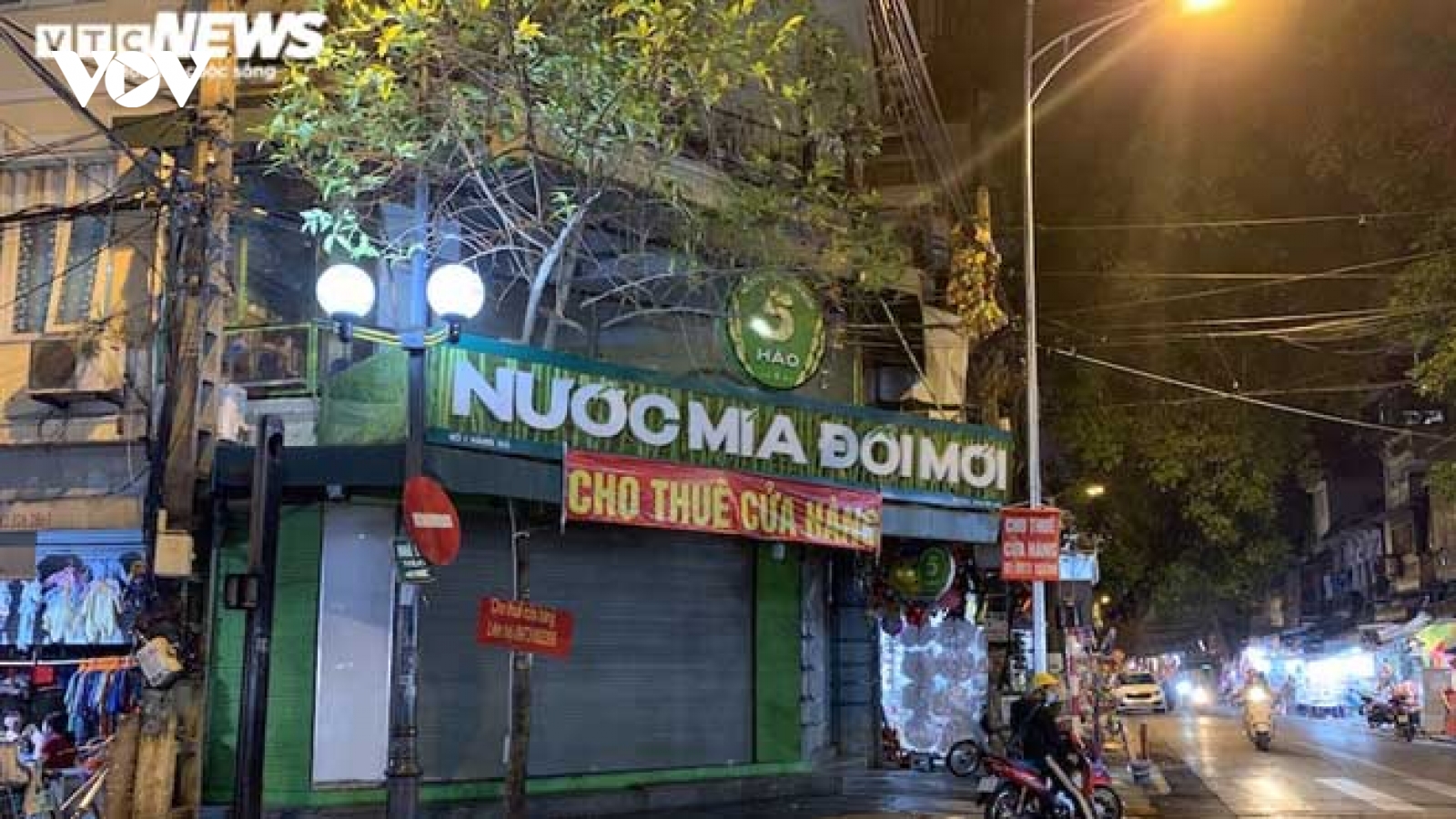 Hàng loạt cửa hàng khắp Hà Nội vẫn đóng cửa im ỉm, 'đắp chiếu' chờ khách thuê