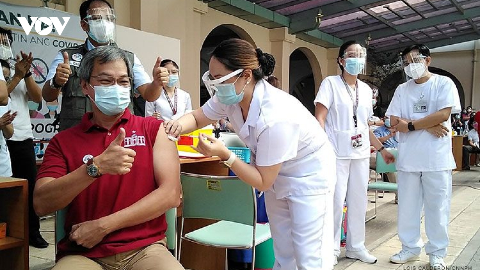 Philippines bắt đầu tiêm chủng sau khi nhận lô vaccine Covid-19 đầu tiên từ Trung Quốc