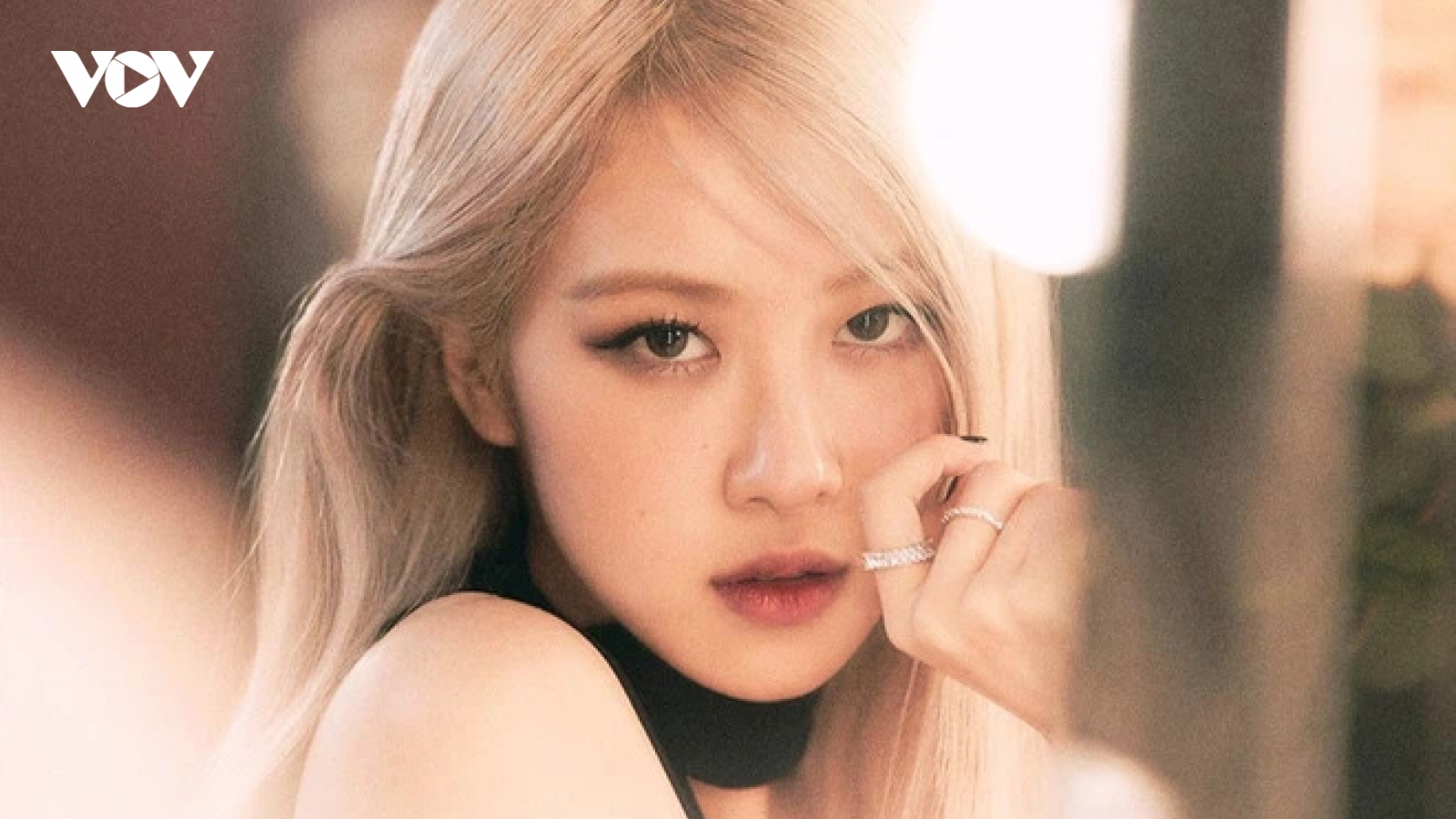 Bóc giá loạt trang phục hàng hiệu của Rosé (BLACKPINK) trong MV "On the ground"