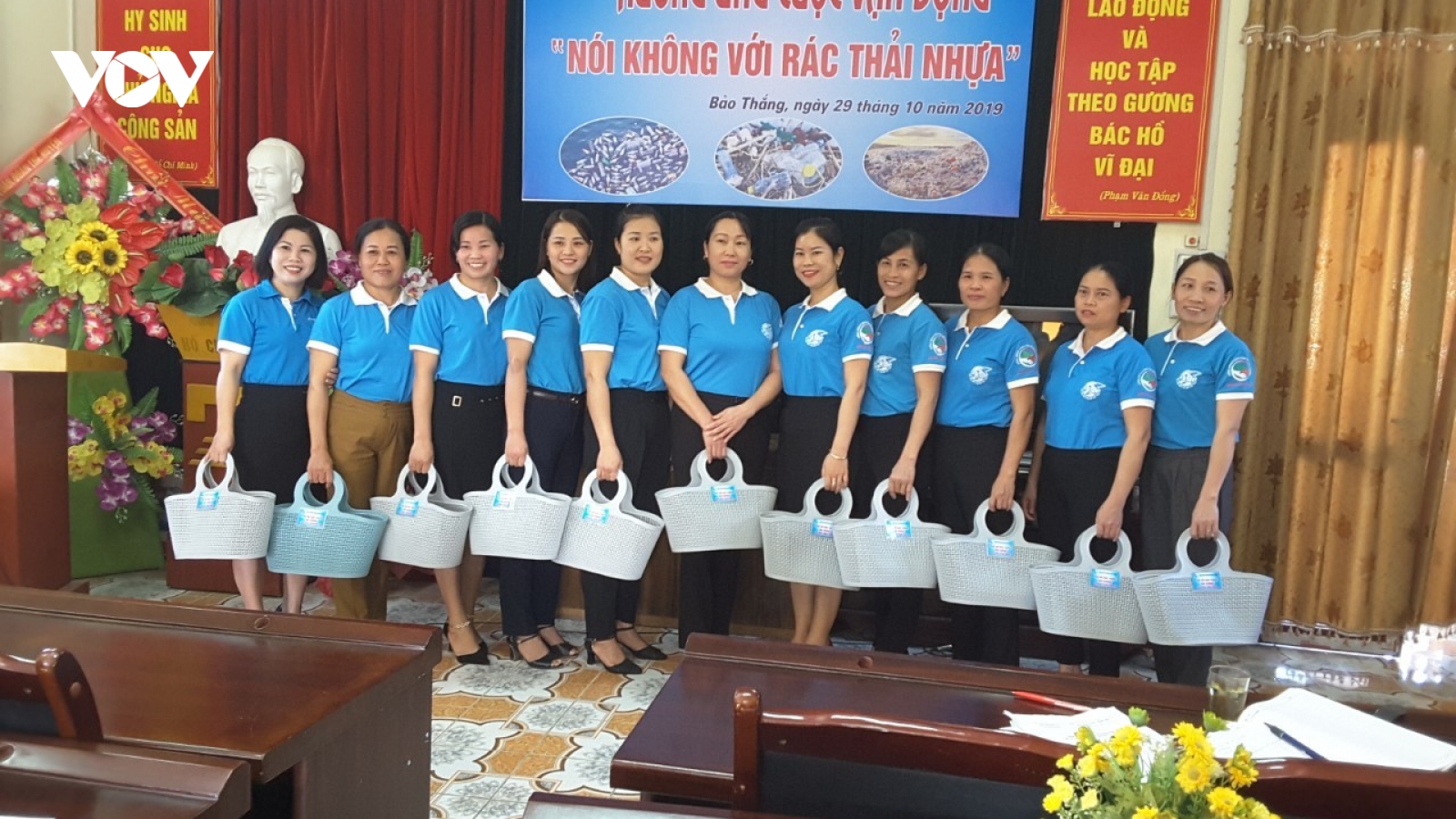 Phụ nữ Lào Cai dùng làn nhựa để giảm... rác thải nhựa