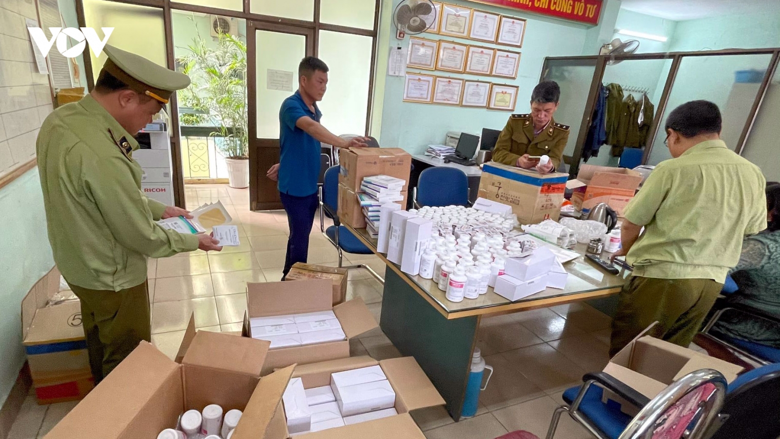 Phát hiện lô dược phẩm lớn thẩm lậu qua đường hàng không