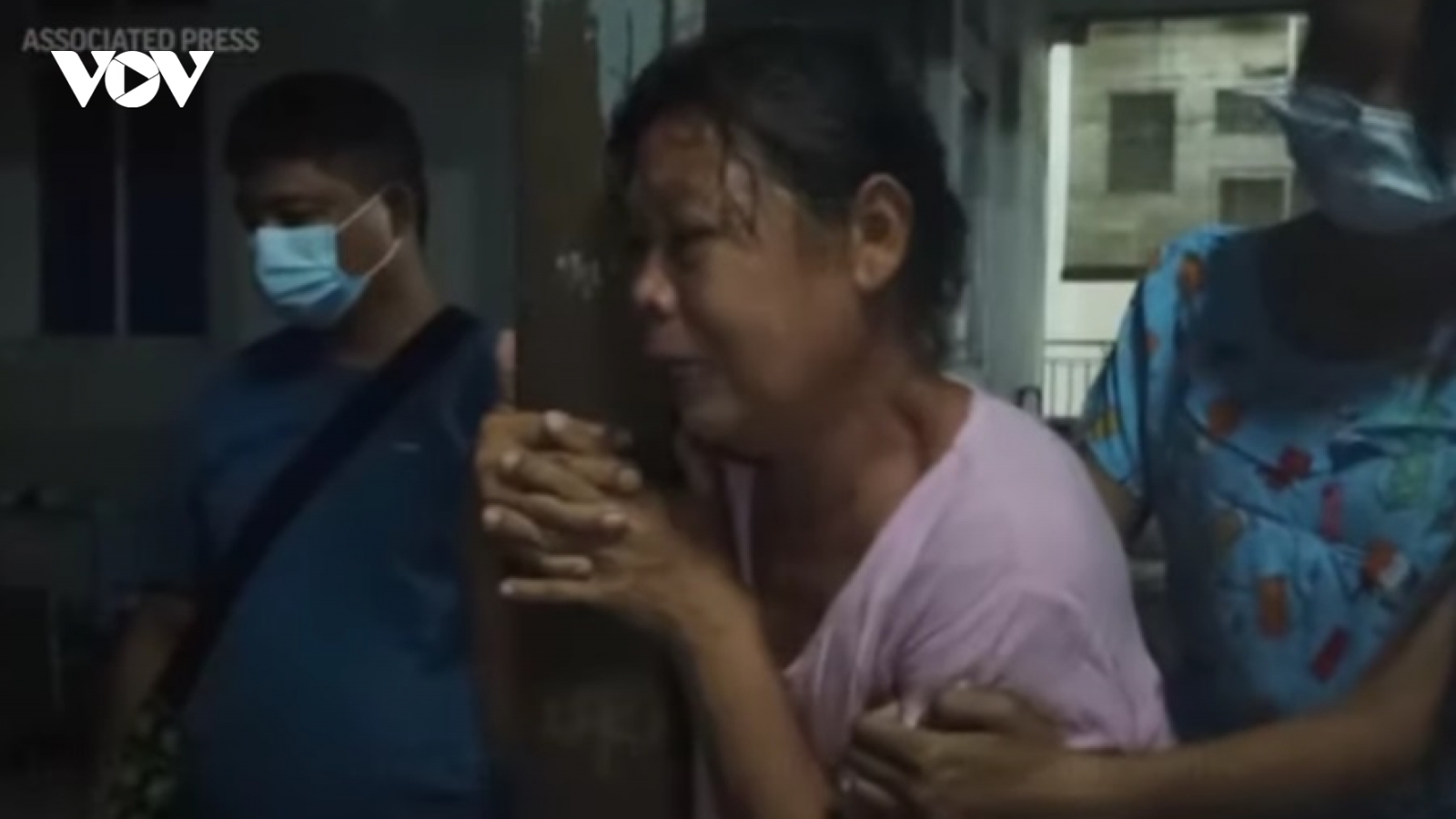 Người dân Myanmar khóc nấc khi đón nhận thi thể người thân bị bắn chết trong biểu tình