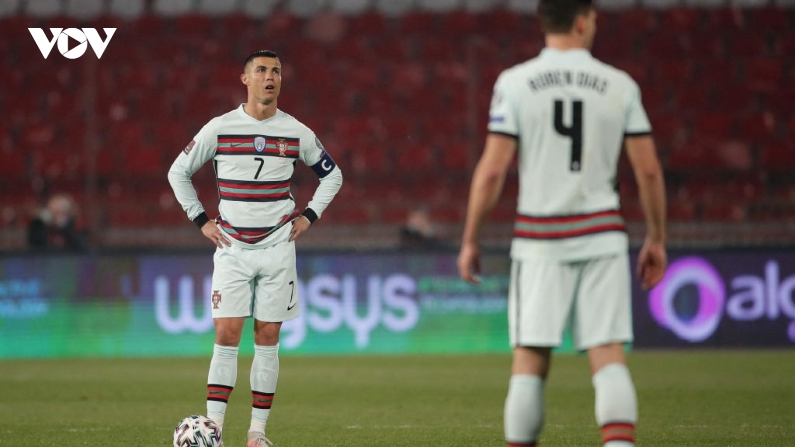 Ronaldo bị trọng tài “cướp bàn thắng”, Bồ Đào Nha hòa đau đớn Serbia