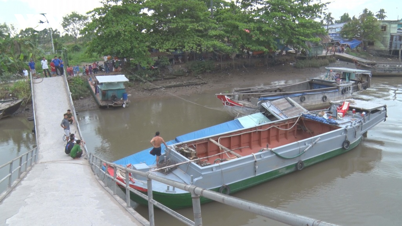 Ghe chở lúa 50 tấn gây sập cầu bê tông nông thôn