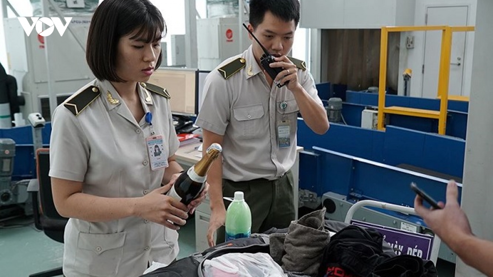 Kiểm soát chặt tổ bay, nhân viên hàng không để ngăn chặn buôn lậu