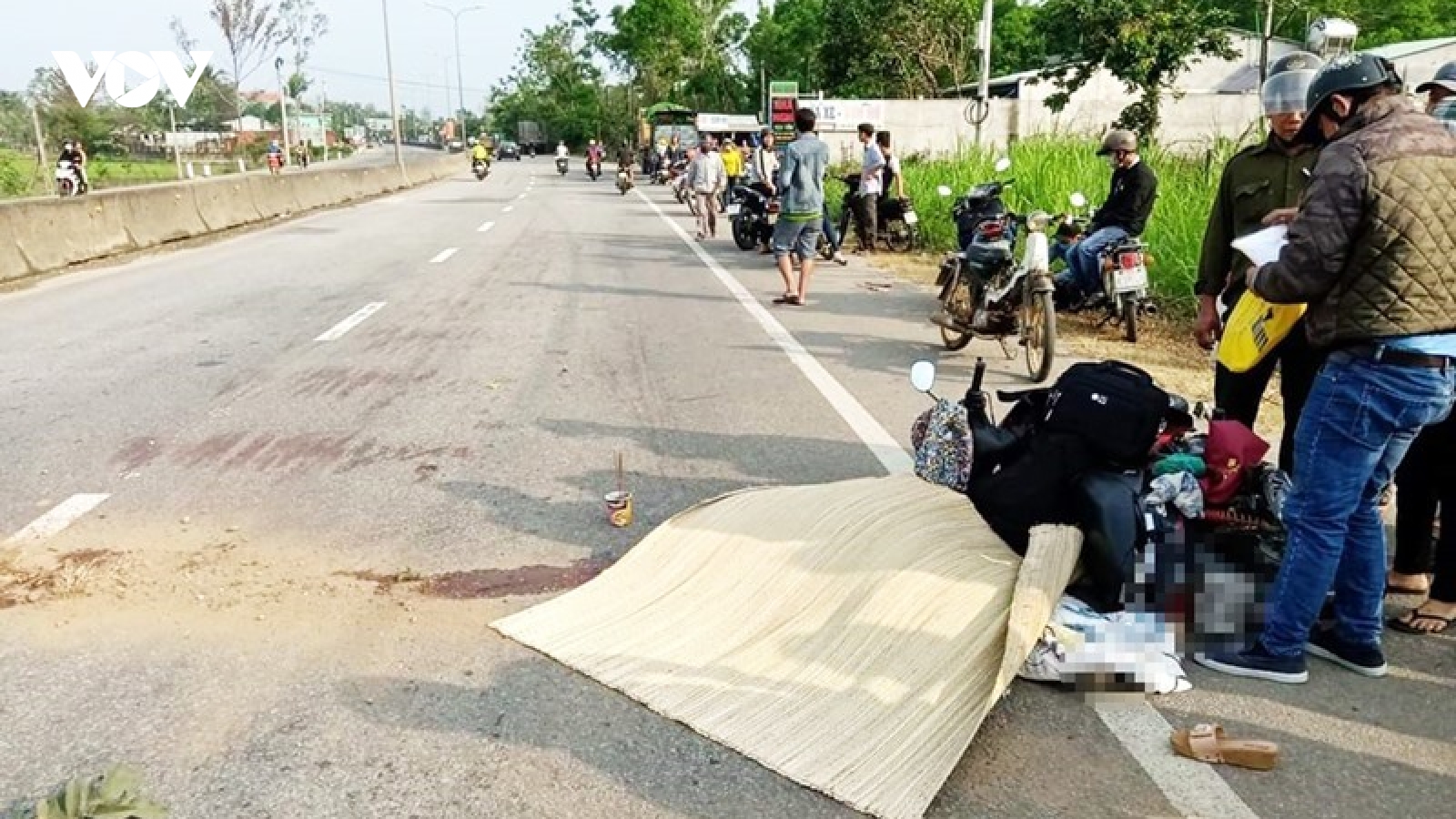 Quay lại lấy mũ bảo hiểm, người phụ nữ bị xe tải tông tử vong