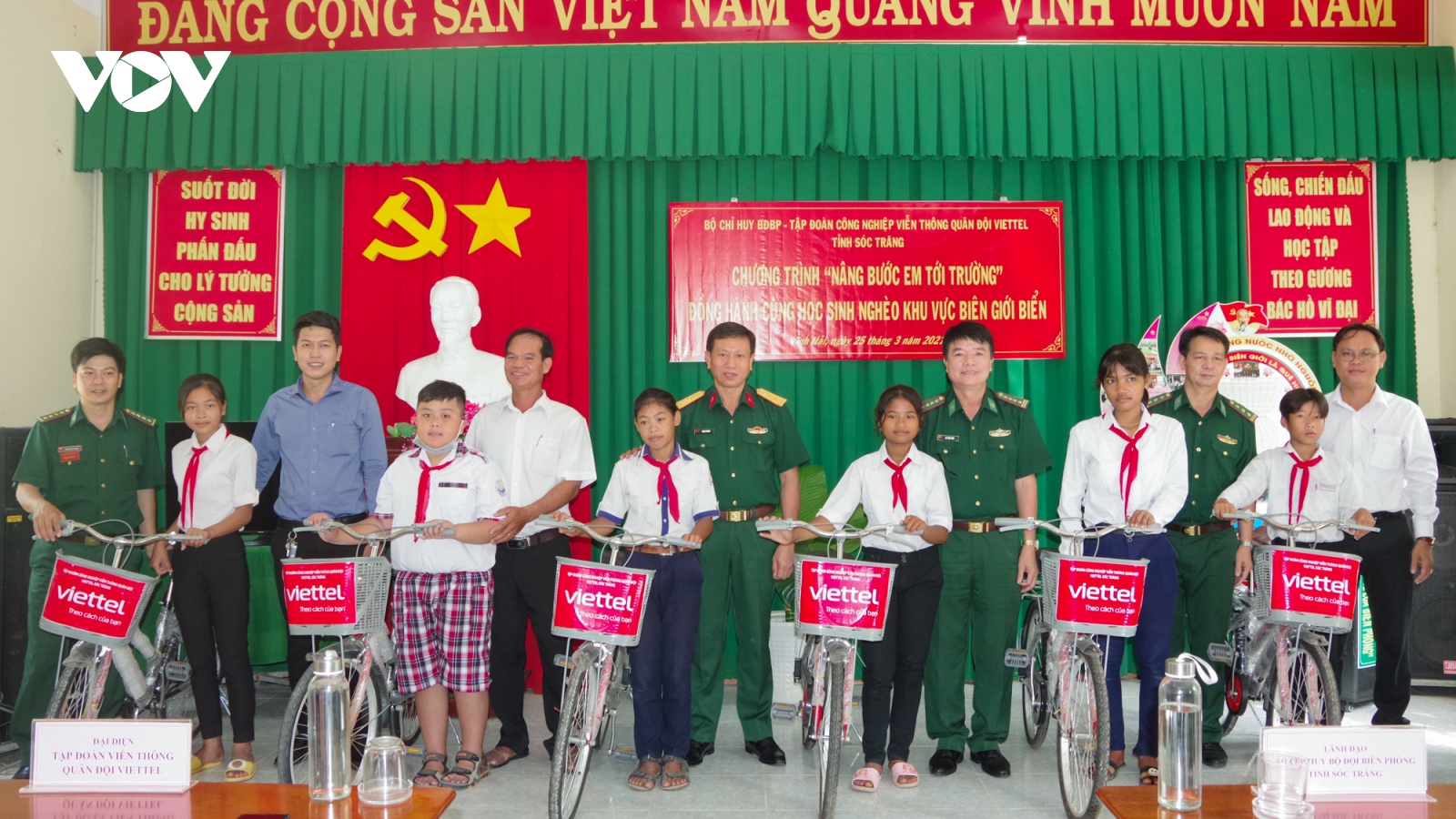 Tặng xe đạp cho học sinh Khmer khó khăn tại khu vực biên giới biển