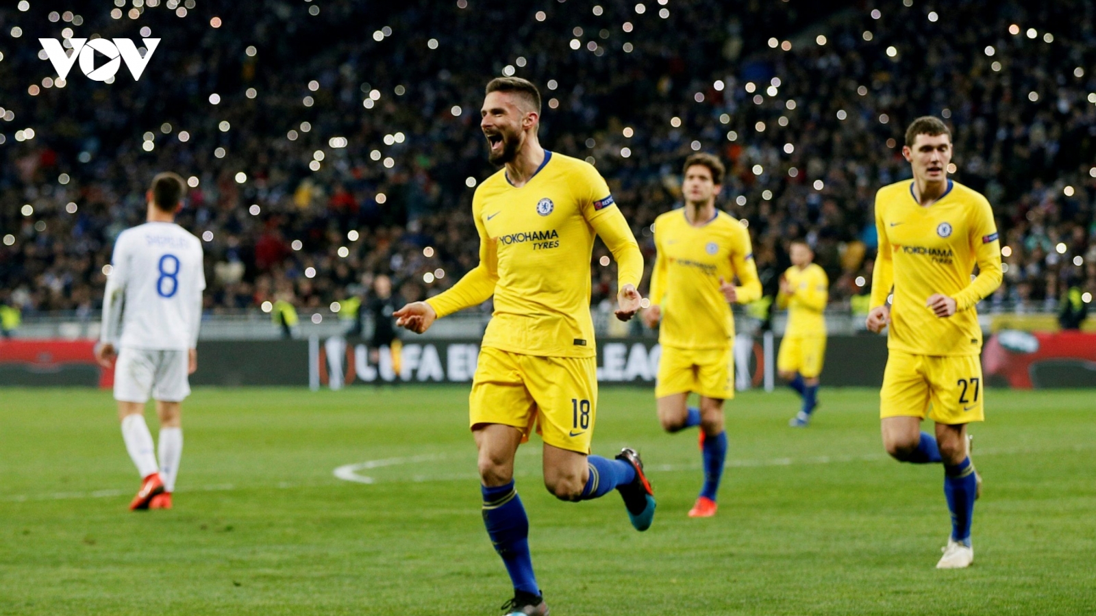 Ngày này năm xưa: Giroud "viết sử" tại Chelsea
