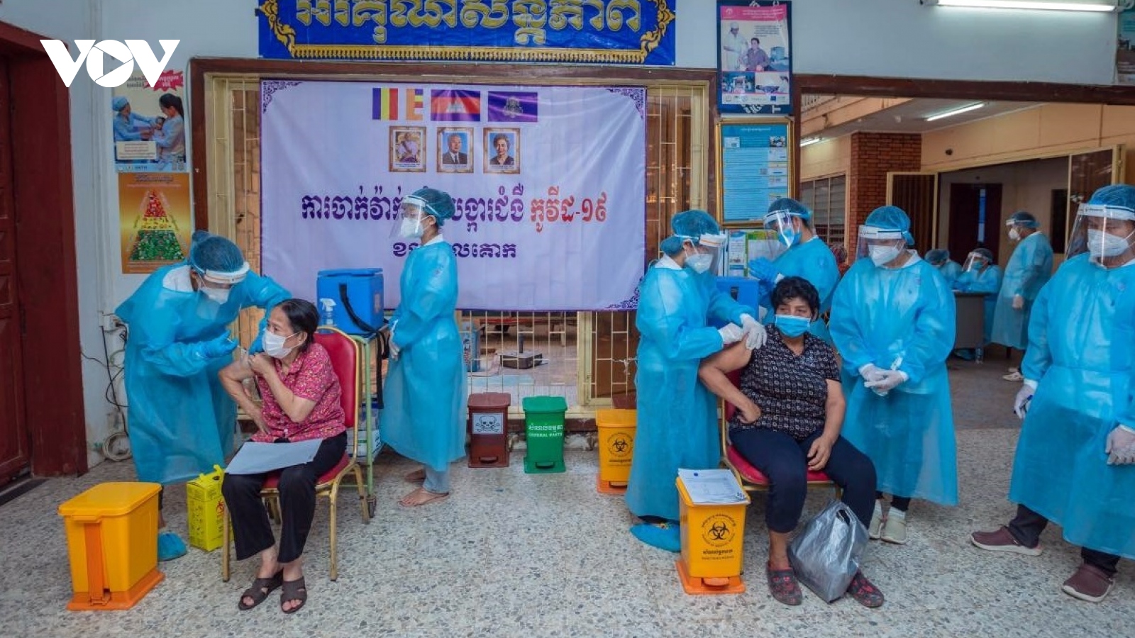 Campuchia và Indonesia đẩy mạnh tiêm chủng Covid-19, Philippines tái kiểm dịch cộng đồng