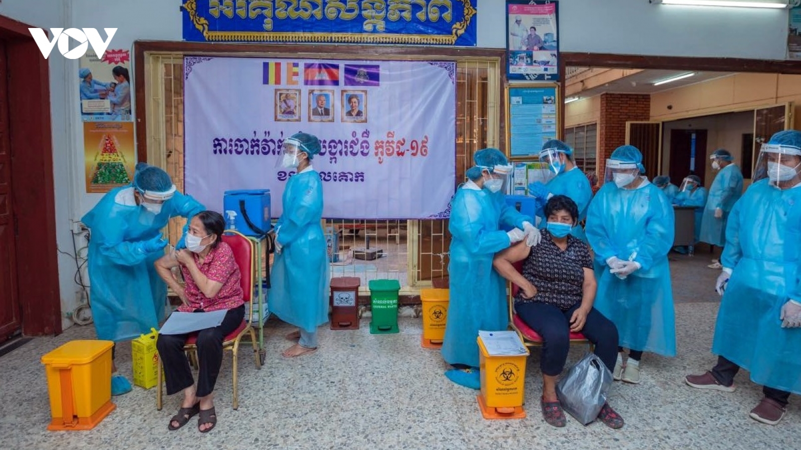 Campuchia và Indonesia đẩy mạnh tiêm chủng Covid-19, Philippines tái kiểm dịch cộng đồng