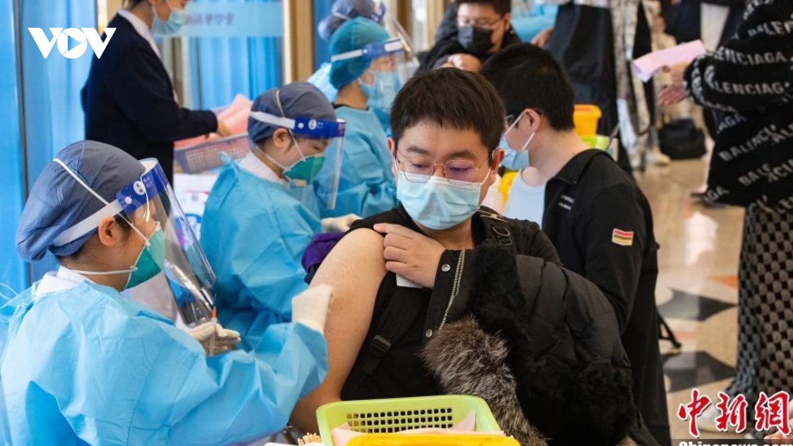 Trung Quốc tiêm vaccine Covid-19 cho 64% dân số vào cuối 2021, Ấn Độ mở phòng tiêm 24/7