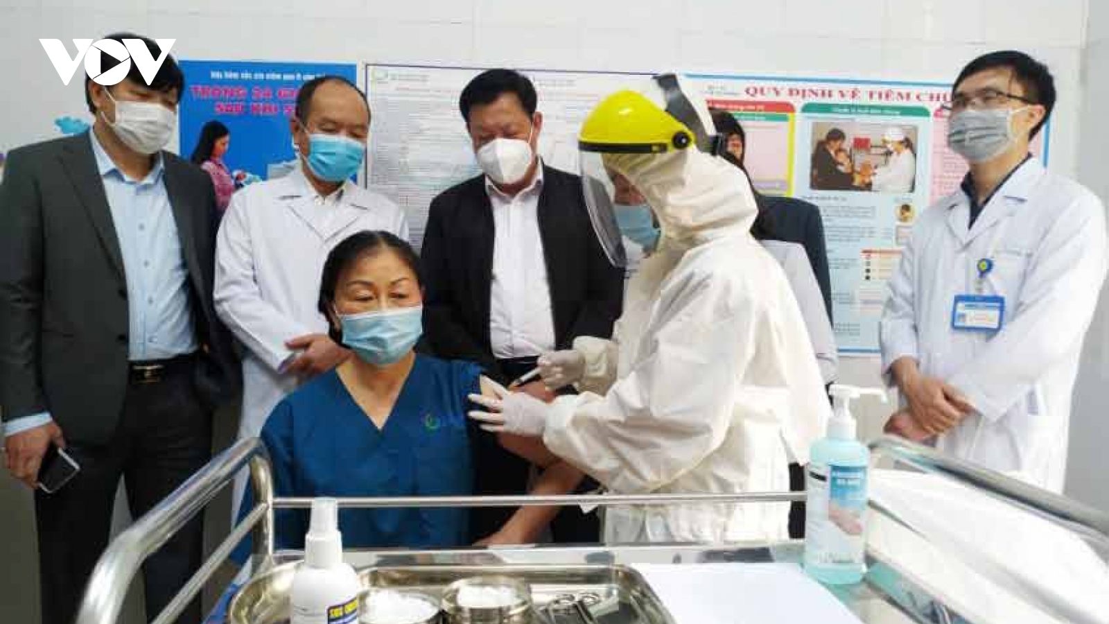 Ngày đầu tiên tiêm vaccine Covid-19 ở Quảng Ninh 