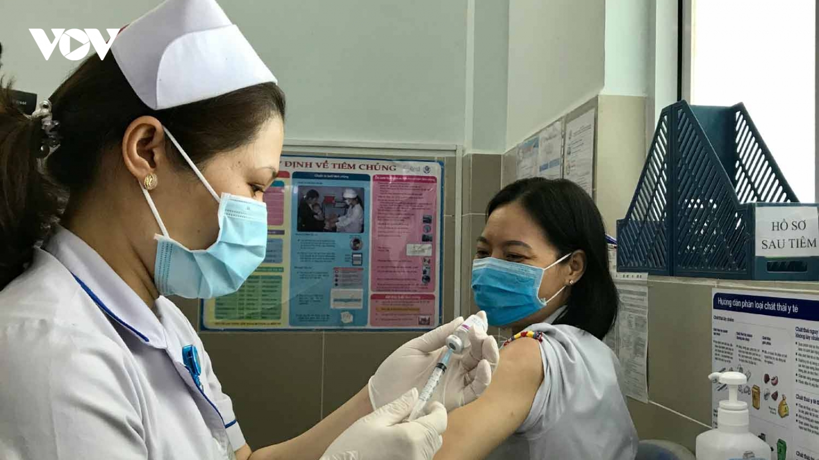 TP HCM tiêm vaccine Covid-19 cho nhân viên y tế ở bệnh viện tuyến quận
