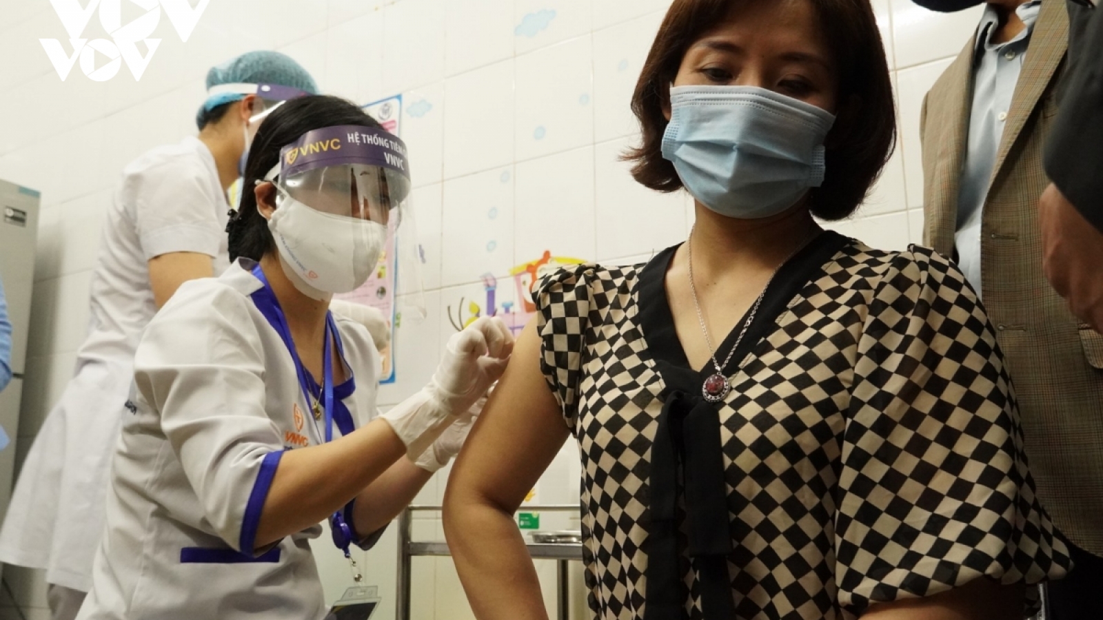 Ngày đầu tiêm vaccine COVID-19 diễn ra an toàn, chưa ghi nhận phản ứng