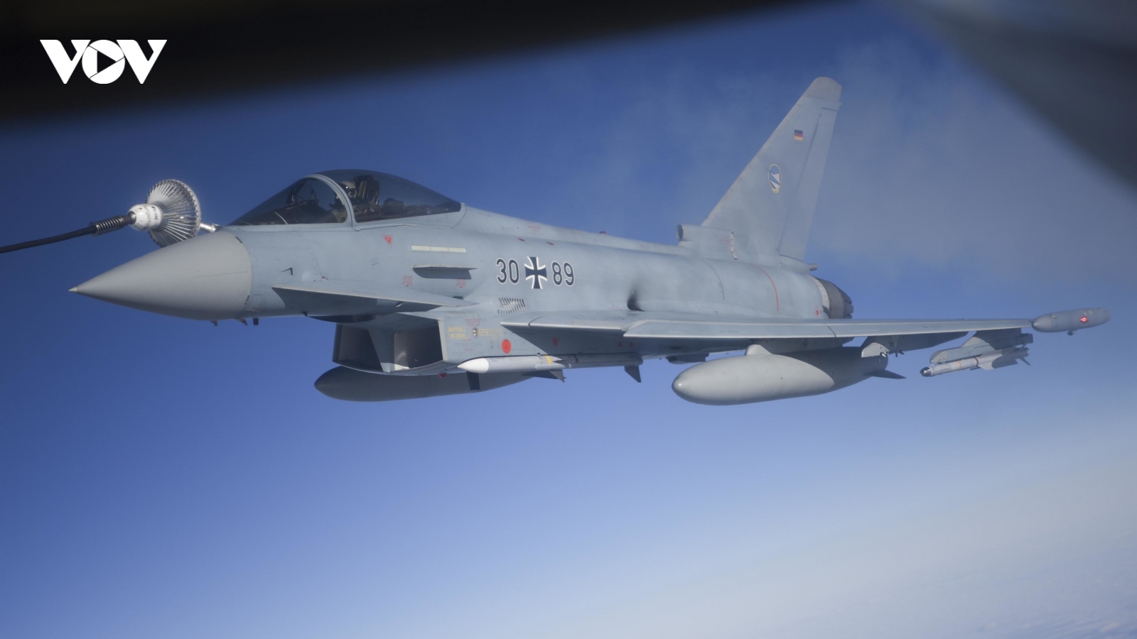 Xem máy bay KC-135R tiếp nhiên liệu cho tiêm kích Eurofighter Typhoon và Tornado